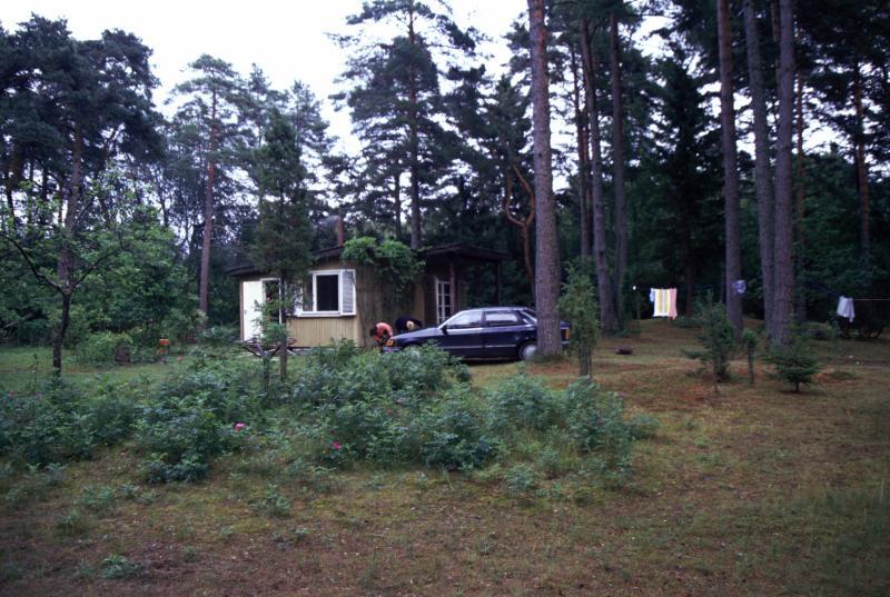 Võttekohtade otsingul Linda Roos-Himma suvilas Kloogal