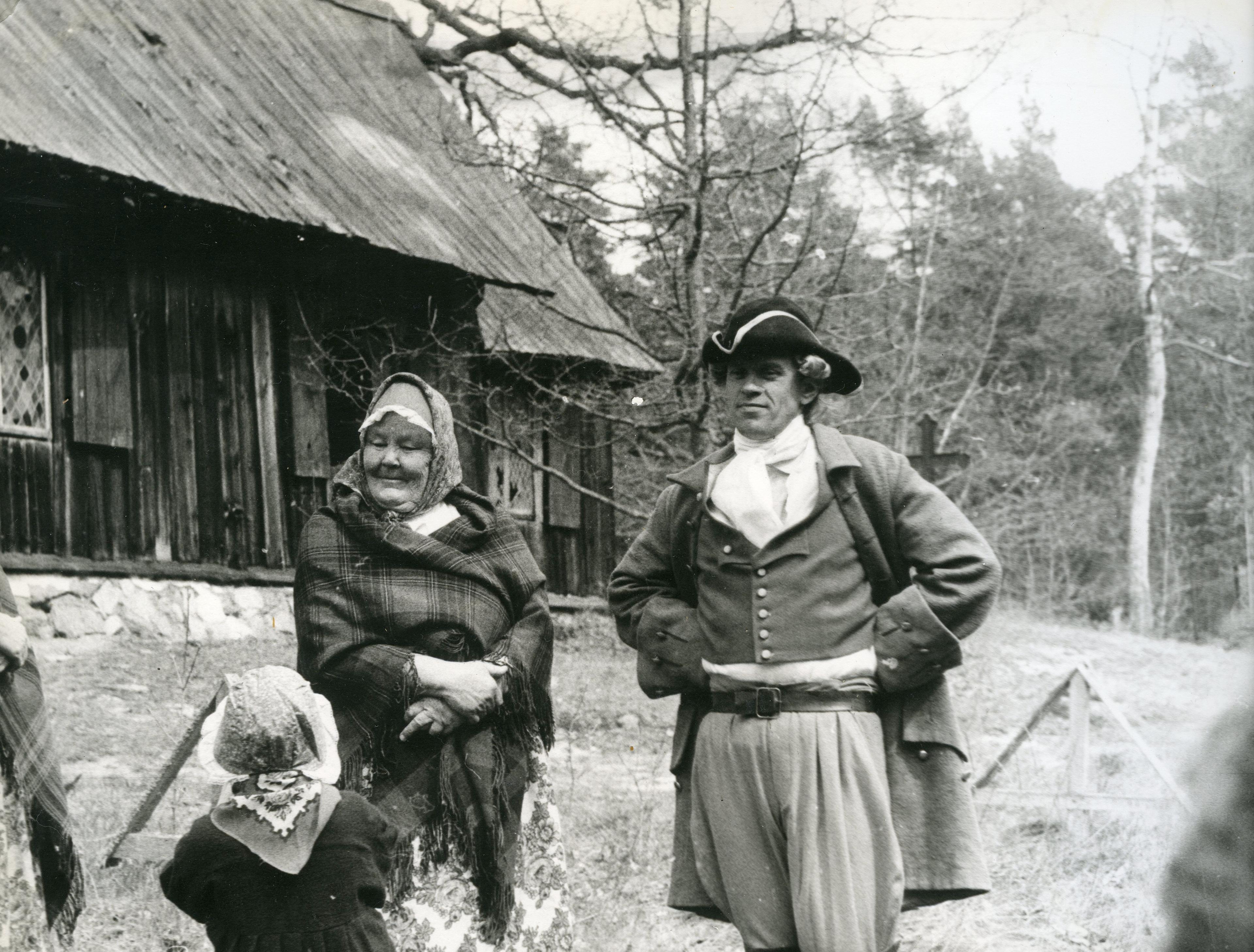 Filmivõtted Ruhnu saarel. Ruhnu elanikud ja kostümeeritud režissöör Olav Neuland - Foto Kadi Talpsepp