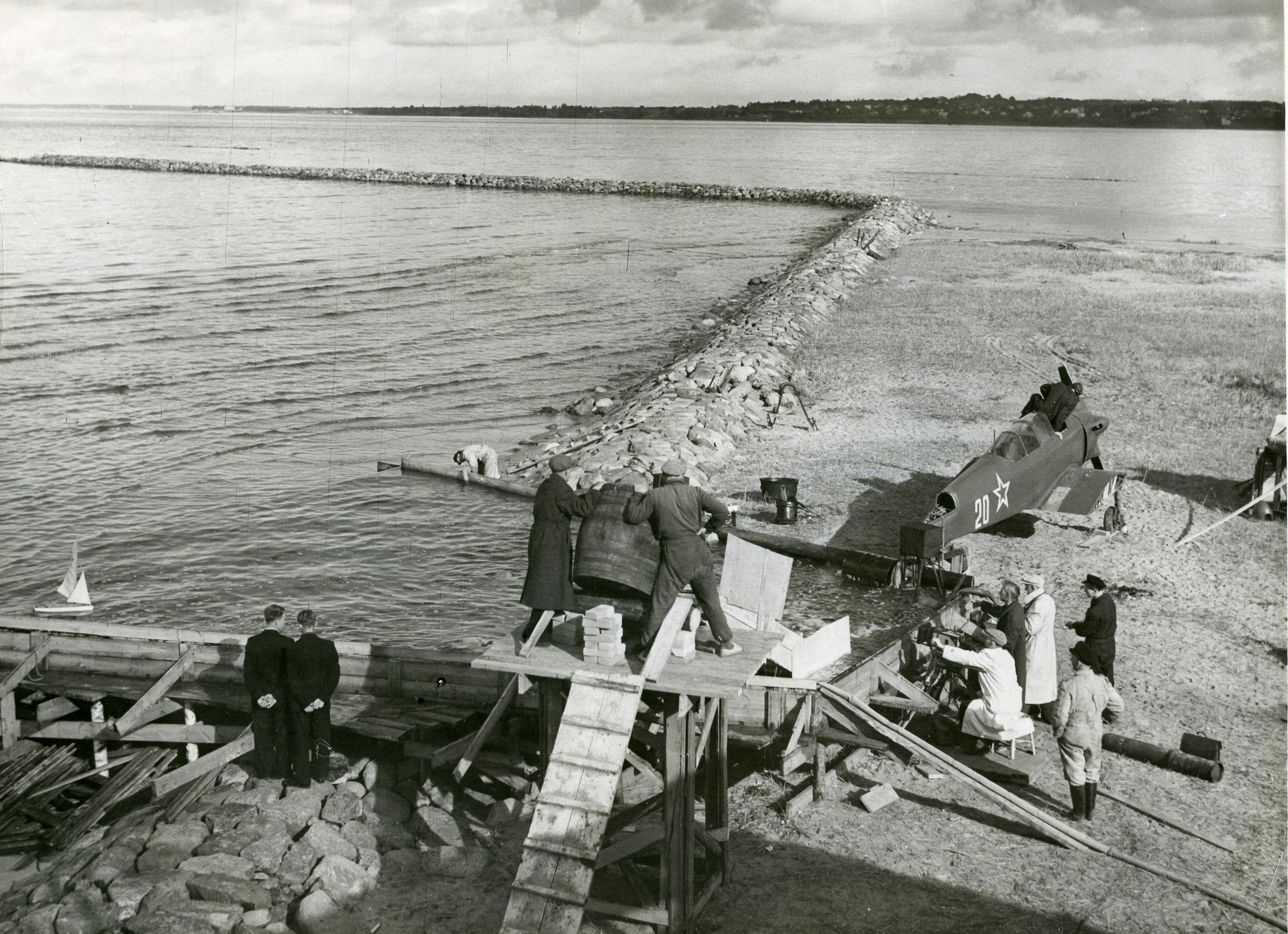 Kombineeritud filmivõtetel  Pirital (suvi 1955). Tünnist valatav vesi ja lennukist tuulegeneraator tekitavad filmivõteteks ehitatud basseinis lainetuse - Foto Armin Alla

