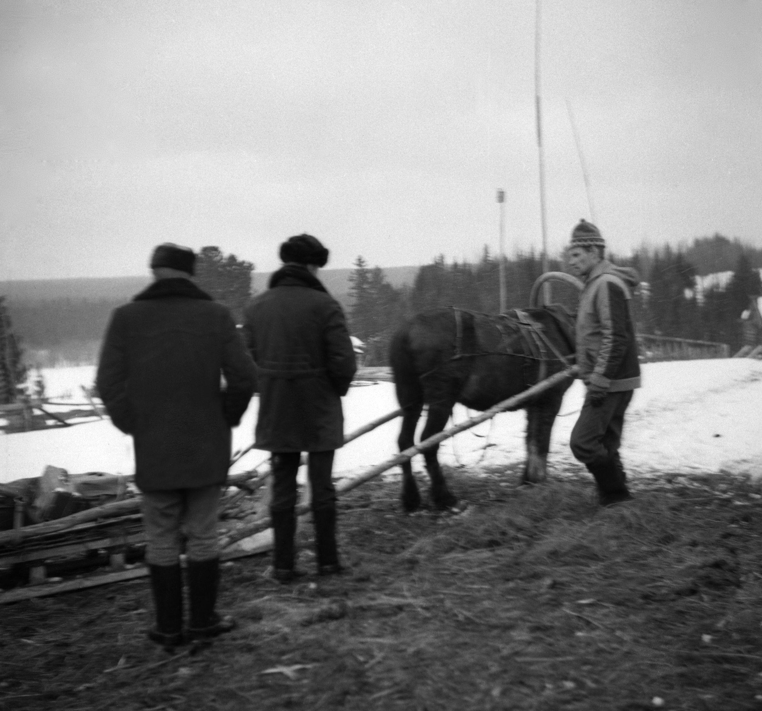Filmivõtetel Komis - Foto Tõnu Seilenthal