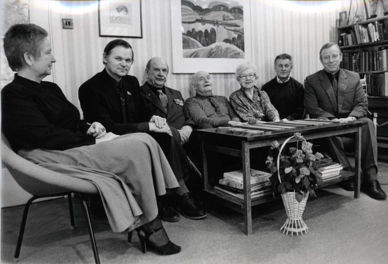 Filmivõtetel 14. märtsil 1986. Vasakult: 1. Ene Hion, 4. Hendrik Allik, 5. Olga Lauristin, 6. Andres Sööt, 7. Harri Lumi 