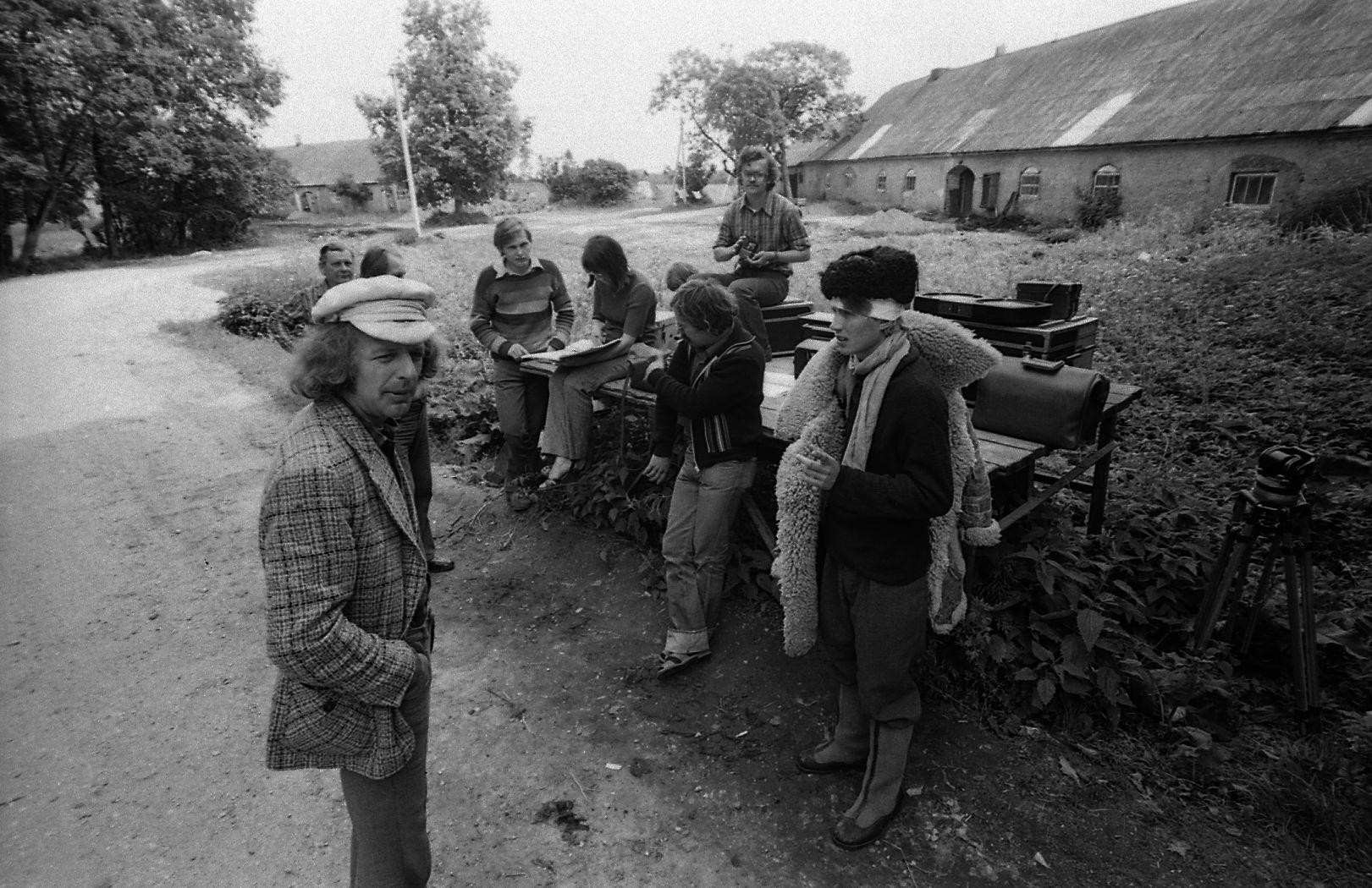 Matsalus. Esiplaanil režissöör Mark Soosaar ja Anton Kolumbuse osatäitja Margus Oopkaup, tagaplaanil vasakul fotograaf Villu Reiman, režissööri assistent Mati Jaska, II režissöör Ly Pulk, operaatori assistent Kalle Jürgens ja helioperaatori assistent Ahti Mänd. 