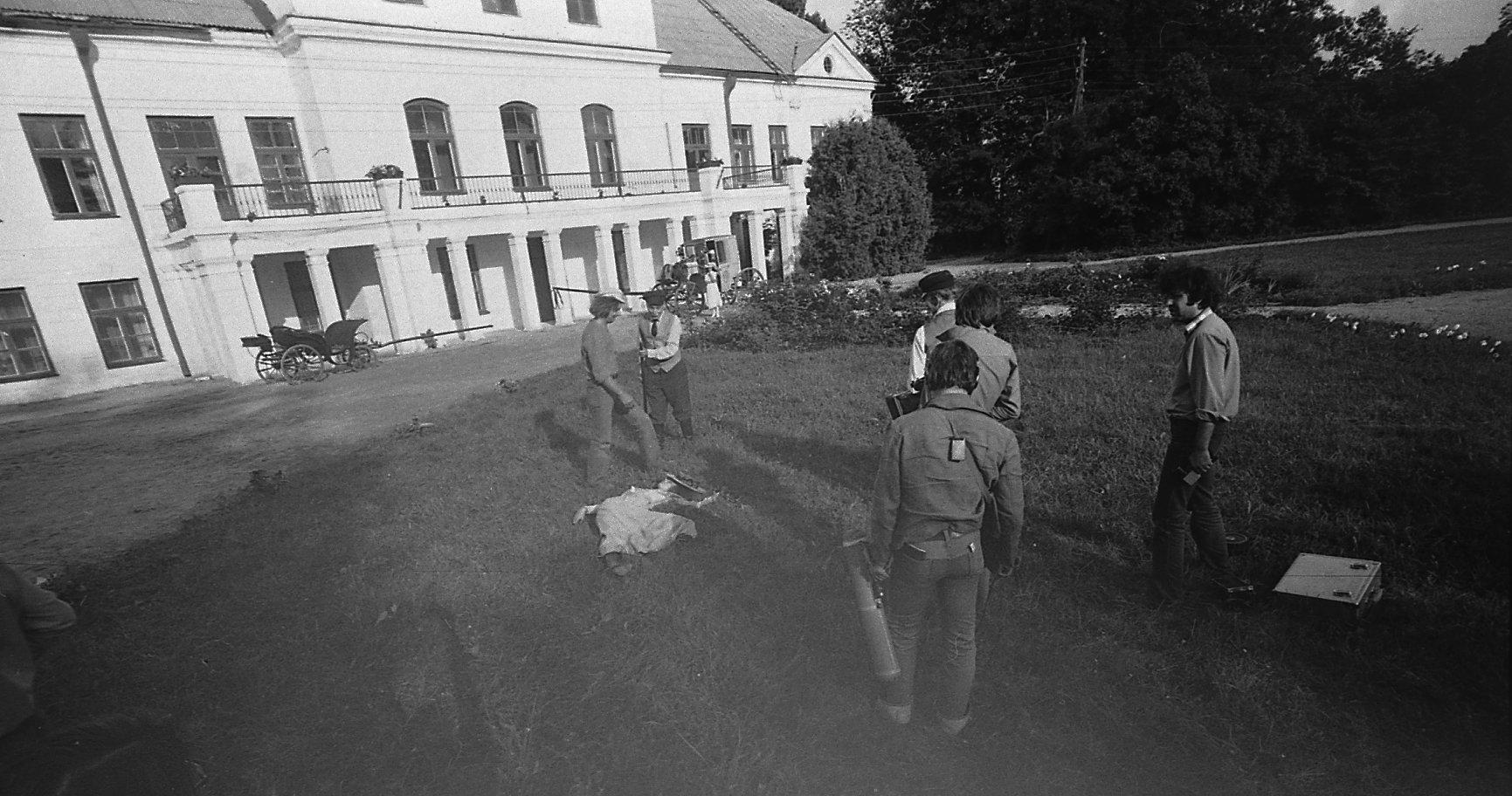 Filmivõtted Vigalas. Vasakult režissöör Mark Soosaar, Aedniku osatäitja Leopold Vene, maas lebab Julia Tommingas, paremal äärel kaamerainsener Fonik Šukjurov.