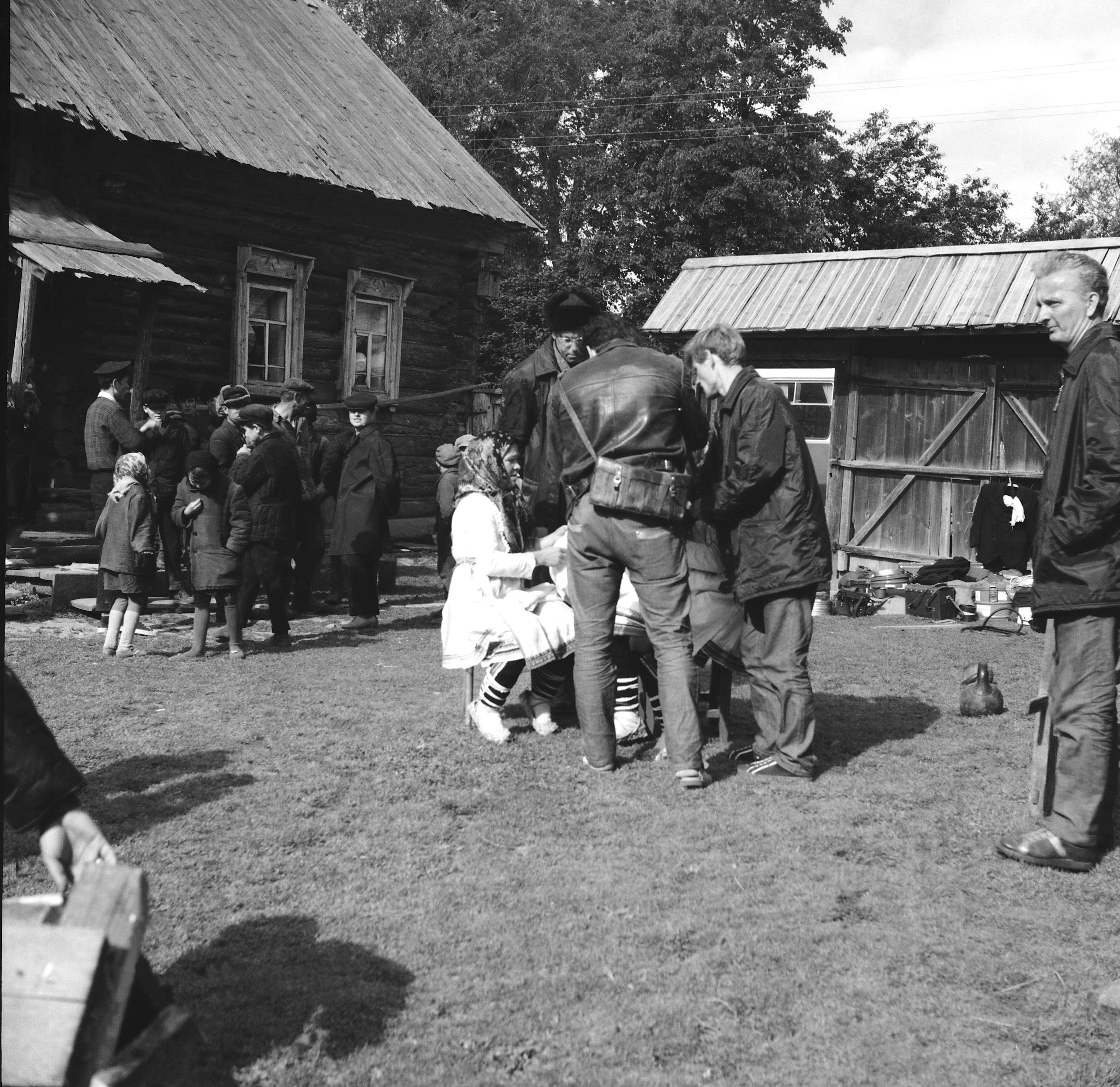 Filmivõtetel Mari külas – Foto Tõnu Seilenthal