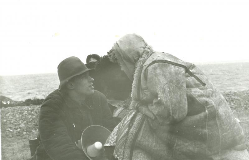 Filmivõtetel Altjal. Reźissöör Olav Neuland, Walborgi osatäitja Inara Slucka - Foto Kadi Talpsepp