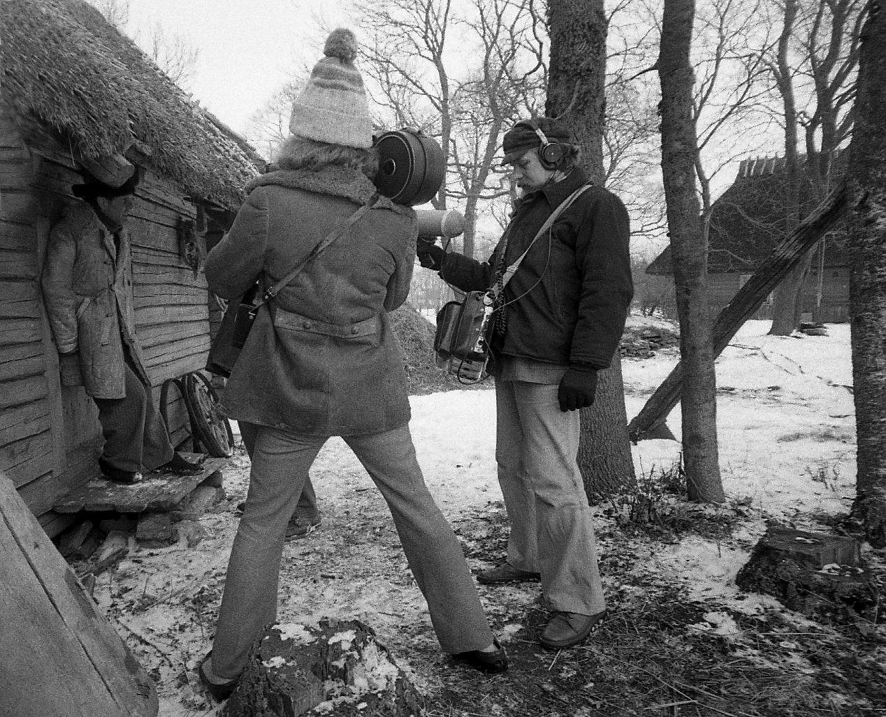 Filmivõtted Mihkli-Jaanil. Bernhard Laipmanni osatäitja Evald Aavik, režissöör Mark Soosaar, helirežissöör Enn Säde.