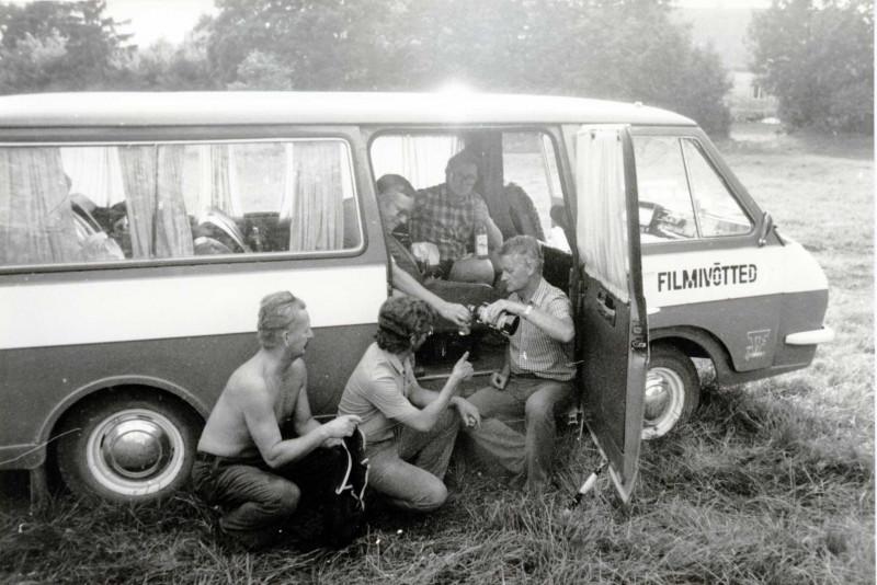 Filmivõtetel. 1984. aasta kevad Saaremaal, Karja kiriku lähedal. Valgustaja Ado-Rein Täker, helilooja Andres Valkonen, toimetaja Mart Taevere, helioperaator Jaak Elling, režissöör Andres Sööt