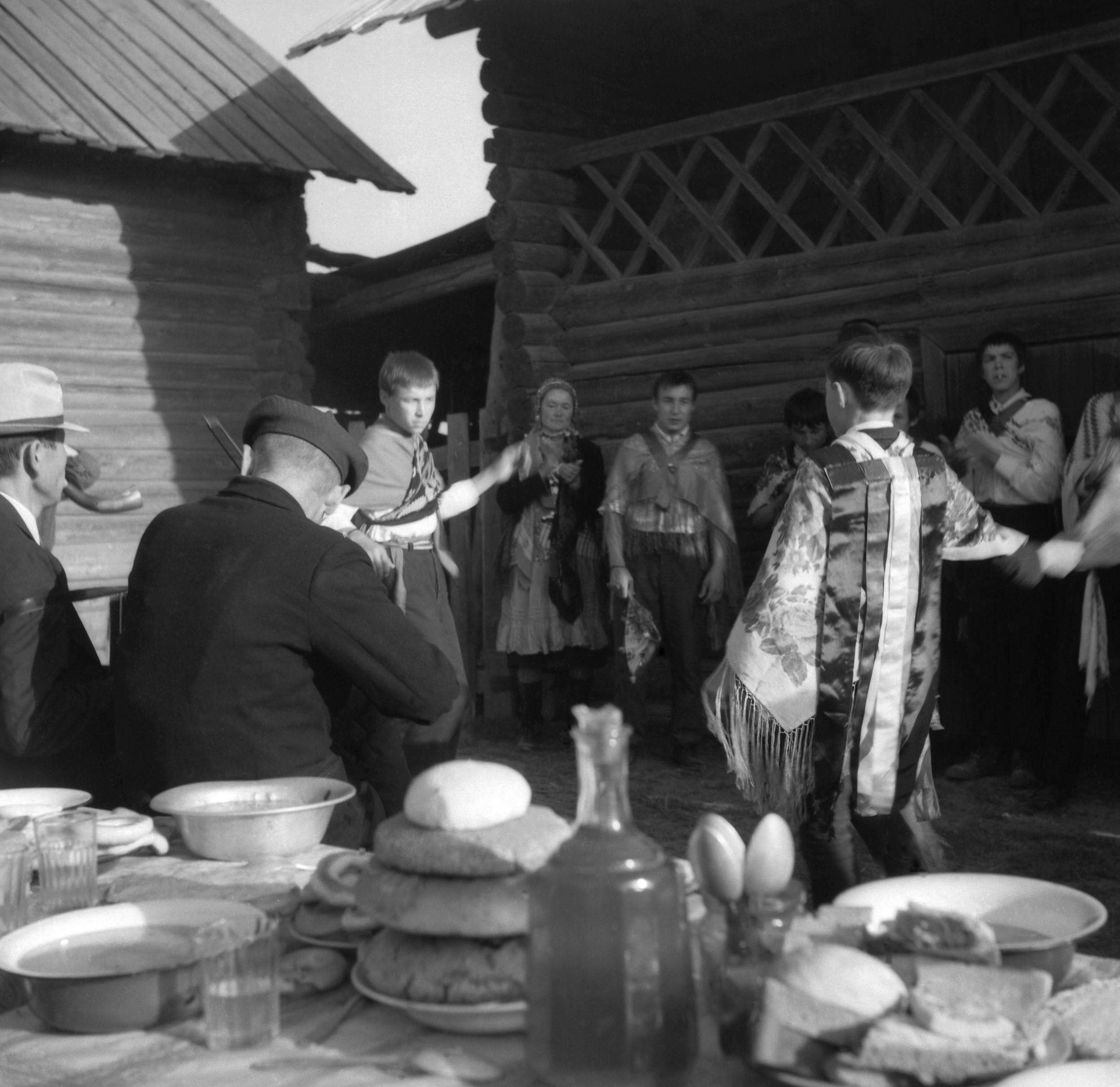 Filmivõtetel Mari külas – Foto Tõnu Seilenthal