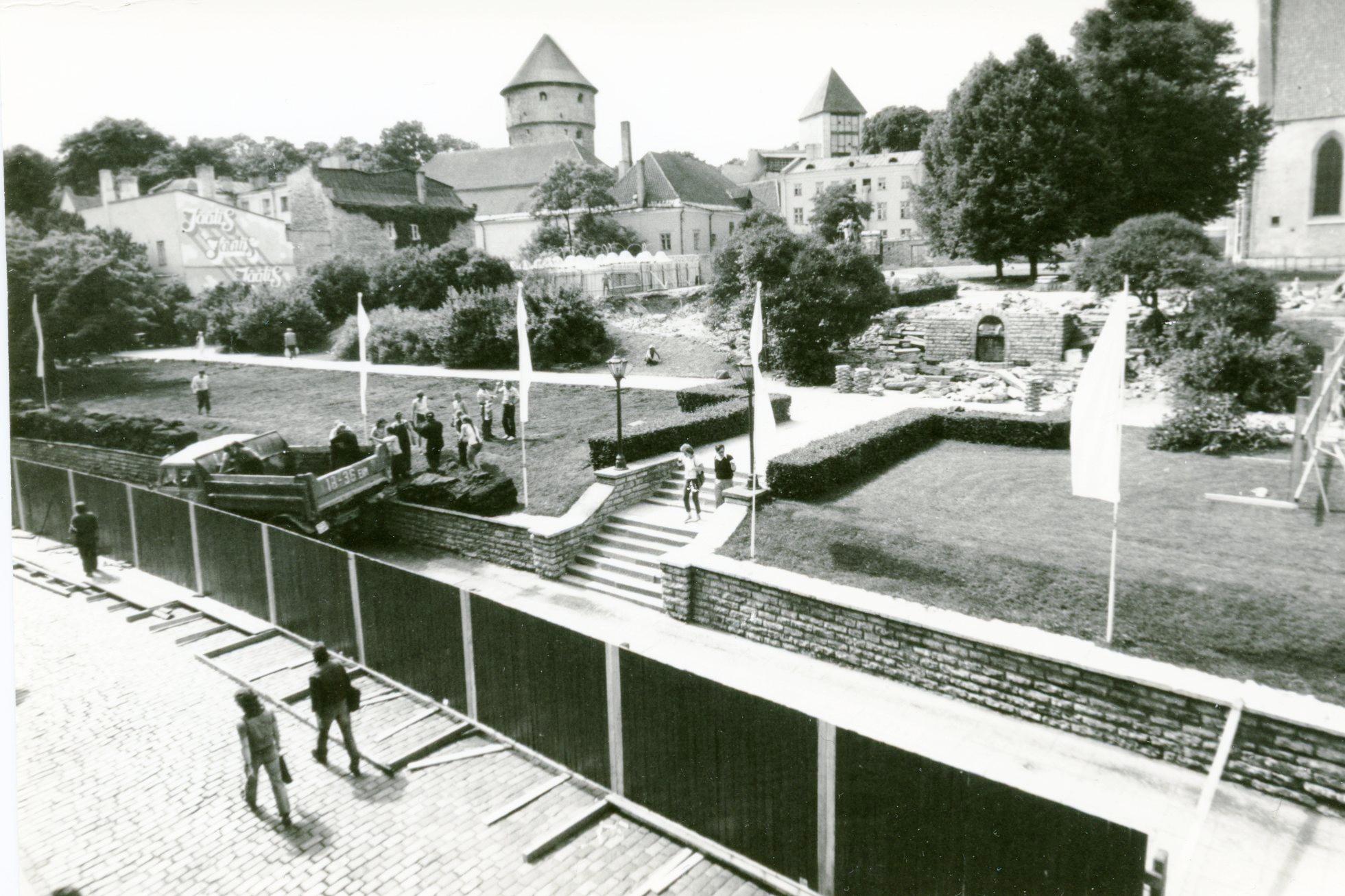 Harju tänava haljasala enne lahtikaevamiste algust. 1987. aastal alustab kaevetöödega Saksa DV üliõpilasmalev - Foto Andres Sööt