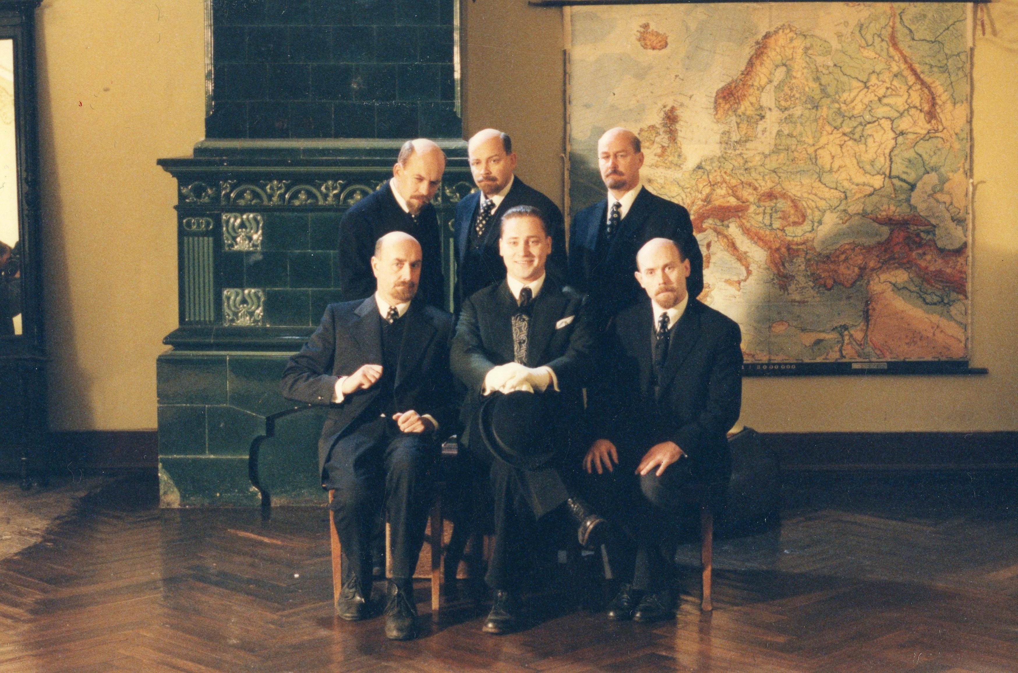I rida: Lenin VI (Munga) osatäitja Eero Spriit, Aleksander Kesküla osatäitja Üllar Saaremäe, V. I. Lenin/Vanja osatäitja Viktor Suhhorukov, II rida: Lenin III (Kerjuse) osatäitja Peeter Laurits, Lenin V (Elektriku ) osatäitja Jüri Järvet jun, Lenin IV (Roimari) osatäitja Lauri Nebel - Foto Roland Rajamägi