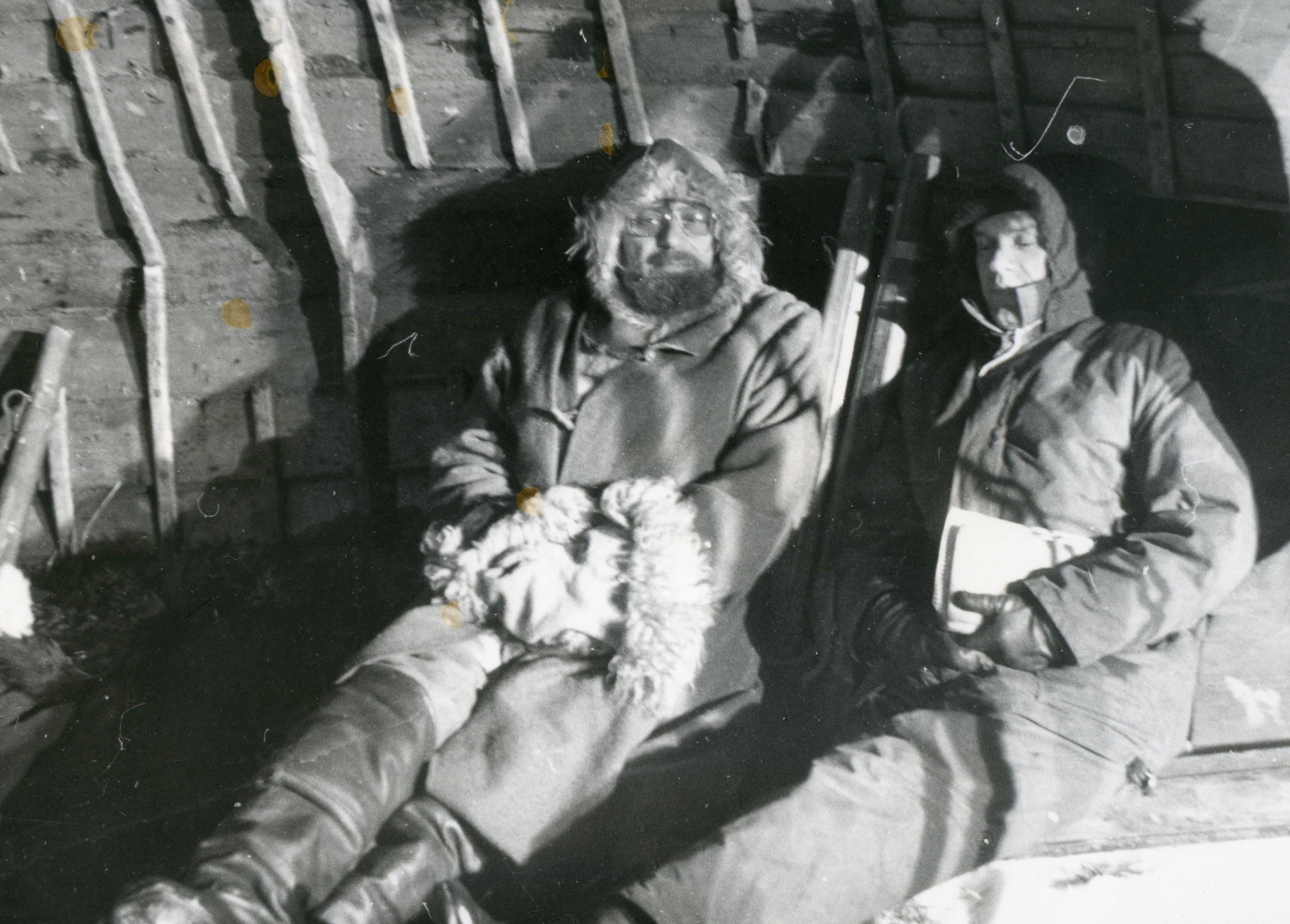 Filmivõtted Vergis (märts 1986). Tuulevarjus paadis on Knutersi Christiani osatäitja Karl Kalkun ja režissöör Olav Neuland - Foto Kadi Talpsepp