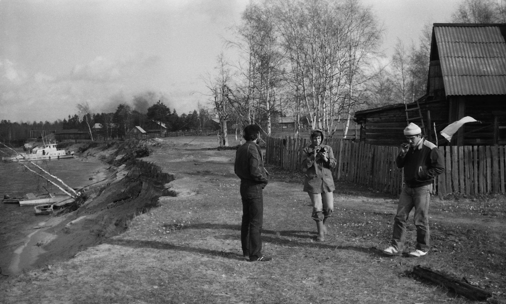 Filmigrupi peatus Agani külas (1985) -  Foto Enn Säde
