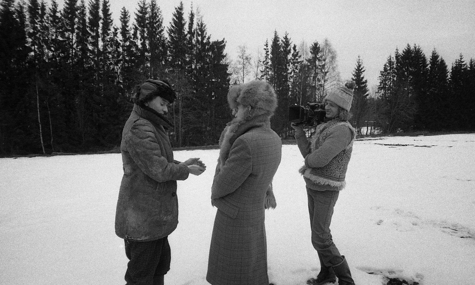 Kutsari ja mõisniku kohtumine põllul. Kutsari osas Arvo Kukumägi, mõisniku osas Linnar Priimägi, kaameraga režissöör Mark Soosar.


