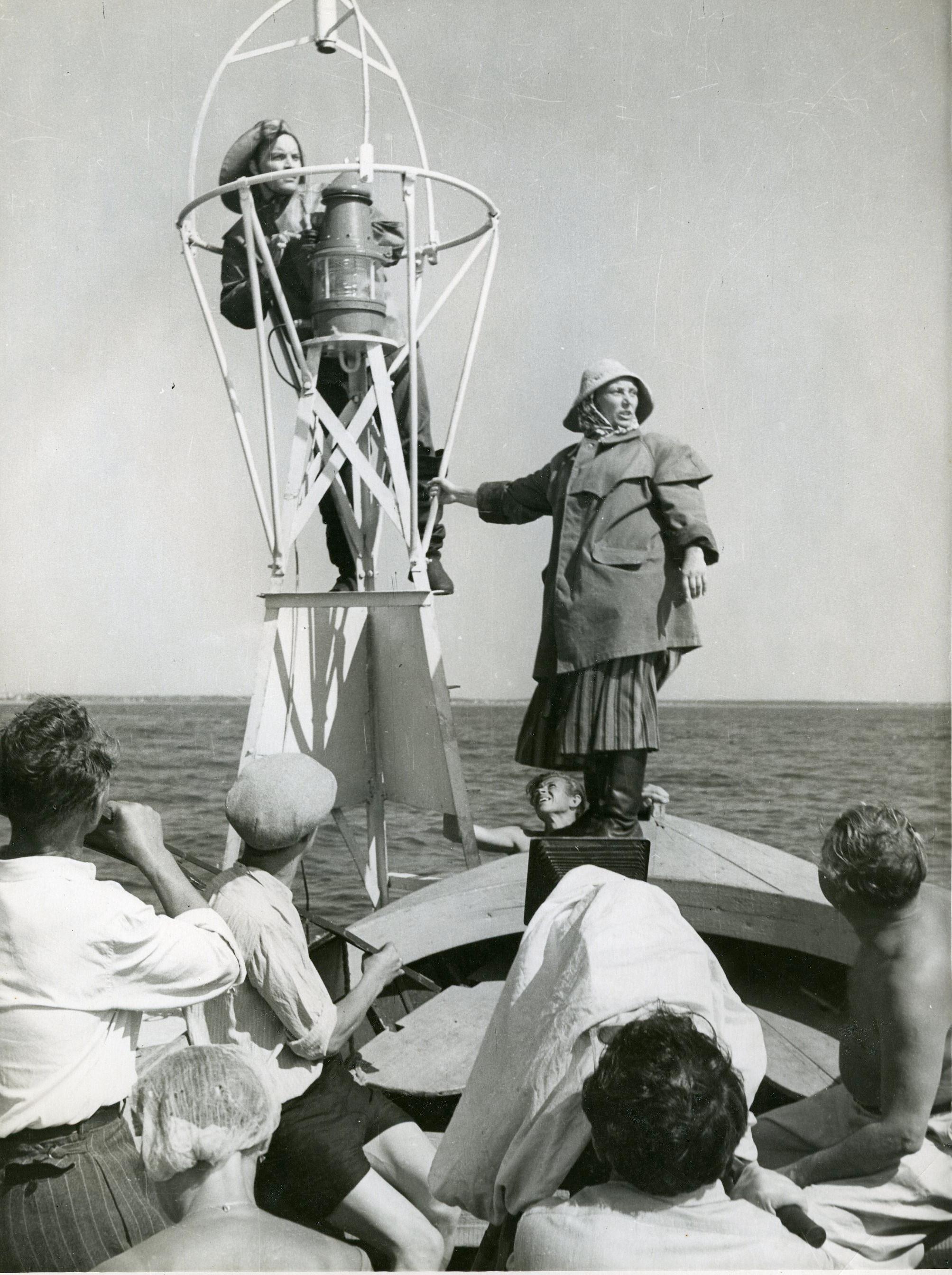 Filmivõtted udupoi juures Pärnu lahel (august 1955). Poil seisavad Juhani osatäitja Rein Aren, Juhani ema osatäitja Evi Rauer - Foto Armin Alla