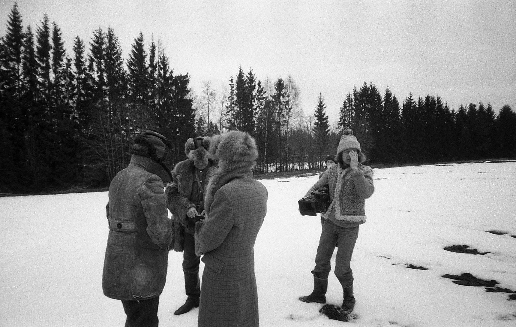 Kutsari ja mõisniku kohtumine põllul. Filmivõtted. Kutsari osas Arvo Kukumägi, mõisniku osas Linnar Priimägi, kaameraga režissöör Mark Soosar.