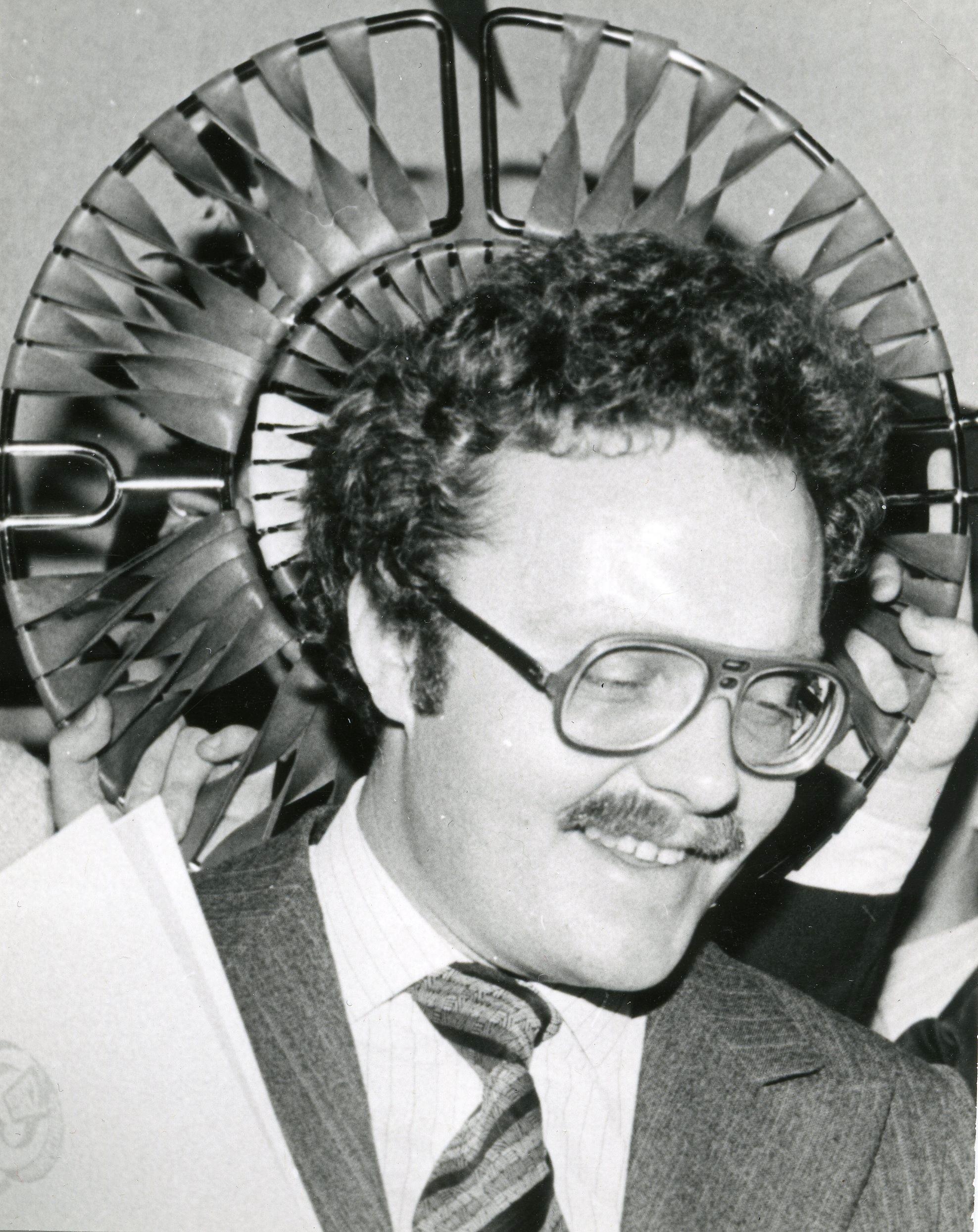 Peeter Simm XV üleliidulise filmifestivali (1982). Taustal kunstnik Urve Variku valmistatud filmifestivali auhind  - Foto Kalju Suur