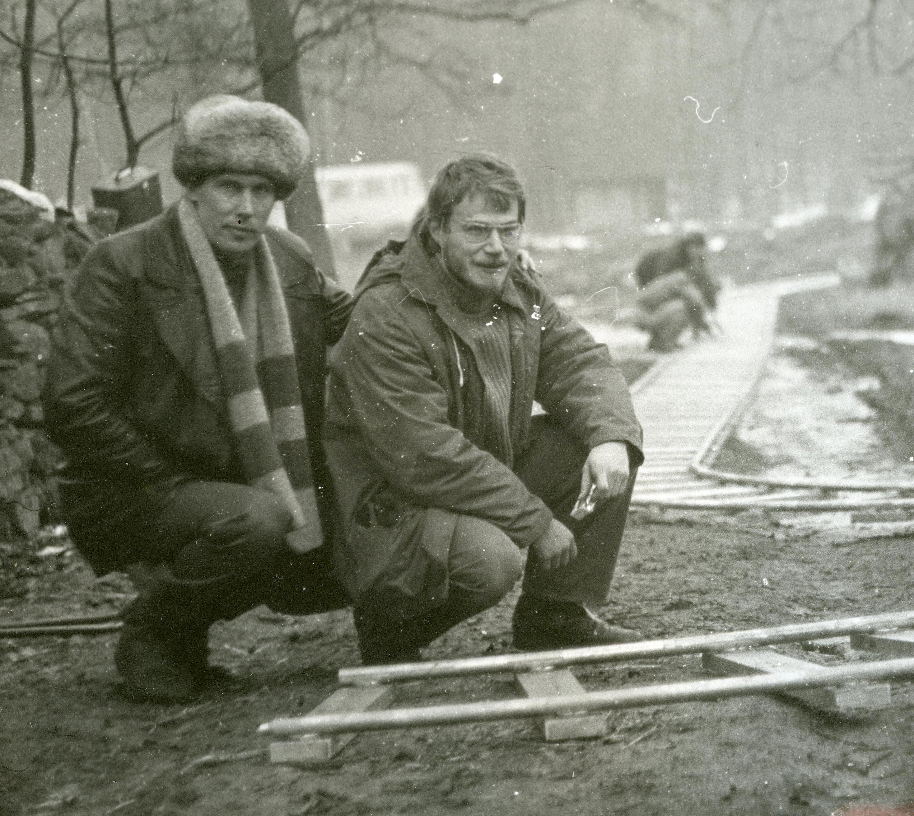 Filmivõtted Rocca-al-Mare vabaõhumuuseumis (september 1986). Kaamera relsitee juures on kunstnik Mart Must ja operaator Tõnis Lepik - Foto Kadi Talpsepp