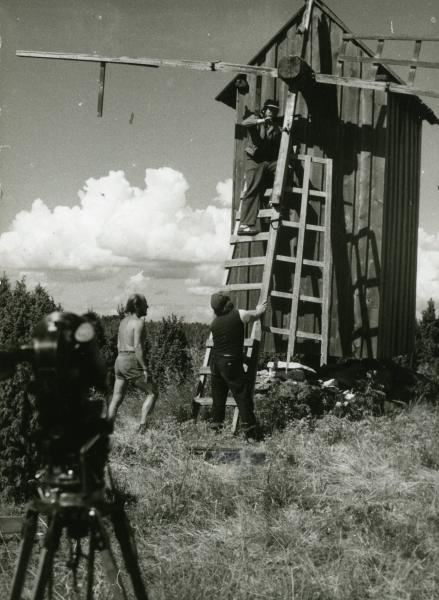 Peeter Tooming  Hiiumaal 1986 - Peeter Tooming filmivõtetel Anikatsi laiul Hiiumaal. Filmitakse dokumentaalfilmi Ilmamuutus (1986, Tallinnfilm) - Foto Peeter Ülevain