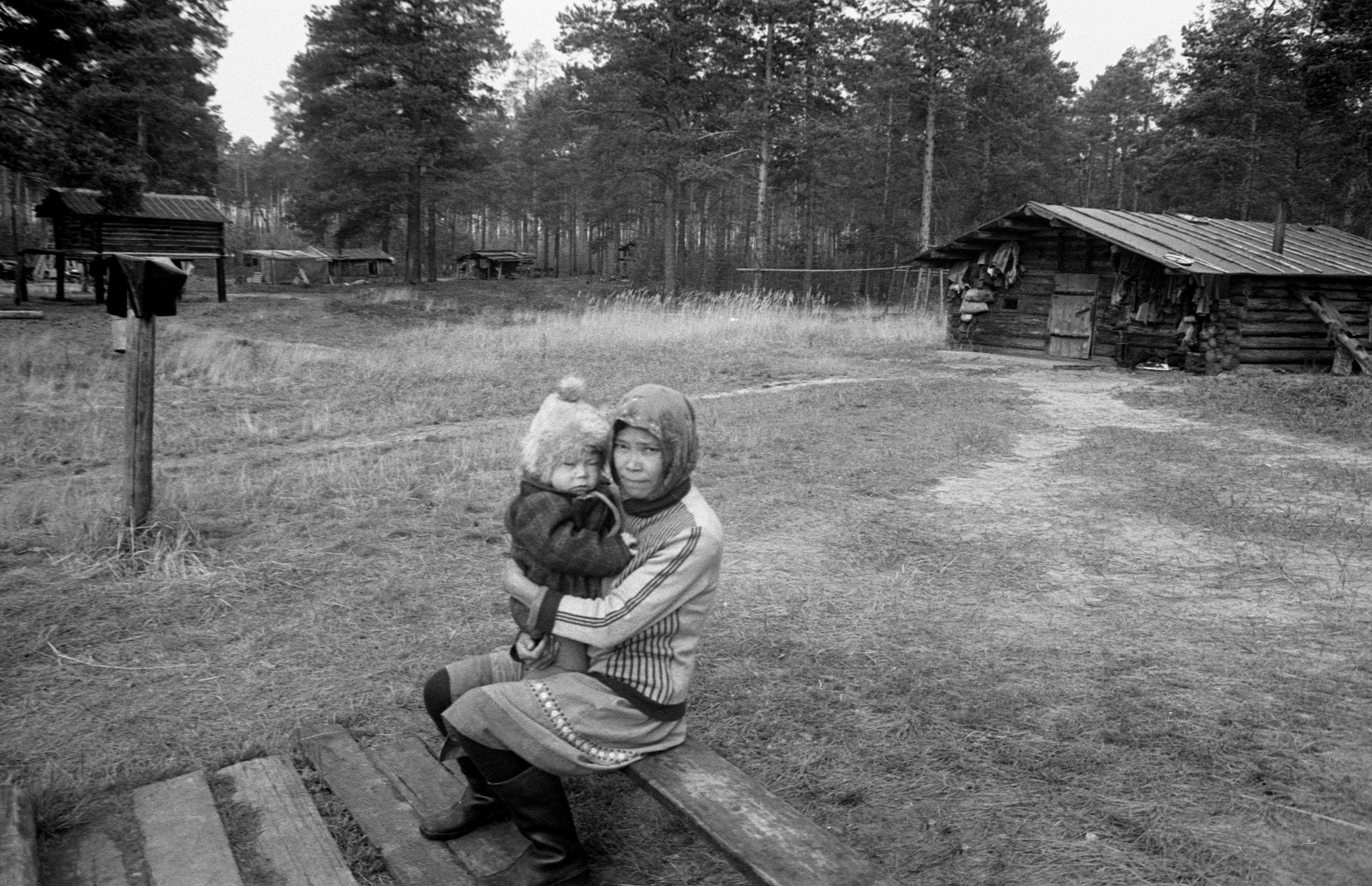 Handi naised ja lapsed tare juures (1988)