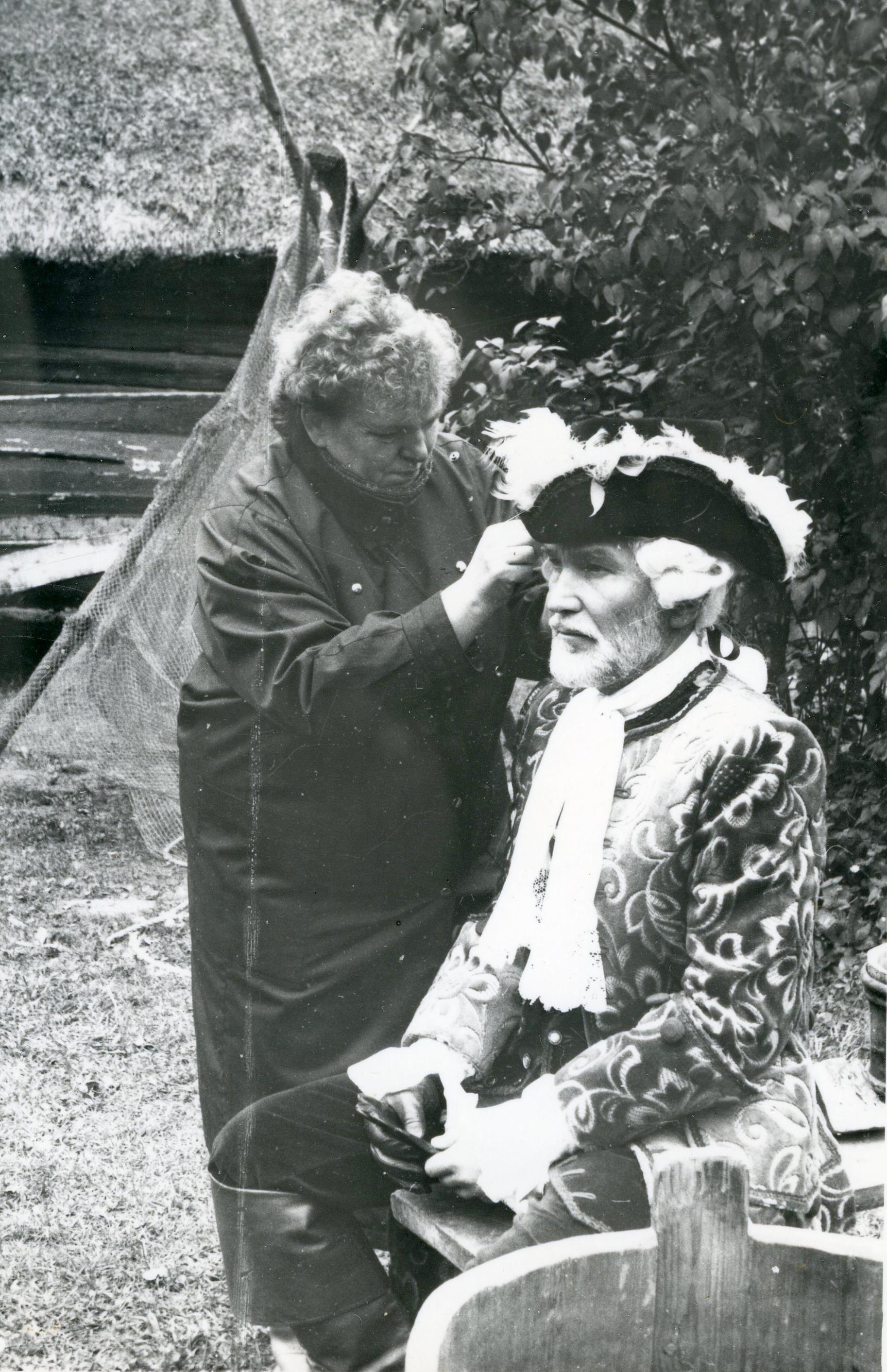 Filmivõtted Rocca-al-Mare vabaõhumuuseumis (september 1986). Grimeerija Aino Lemming grimeerimas Ungern-Sternbergi osatäitjat  Mikk Mikiveri - Foto Kadi Talpsepp