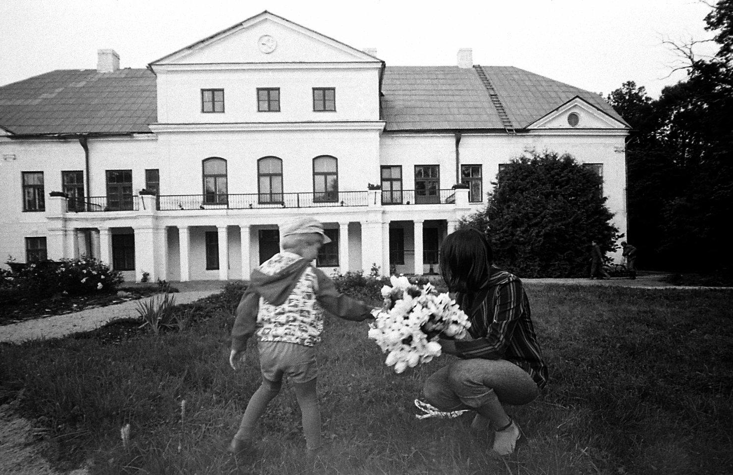 Sander Säde ja II režissöör Ly Pulk korjavad lilli kokku.