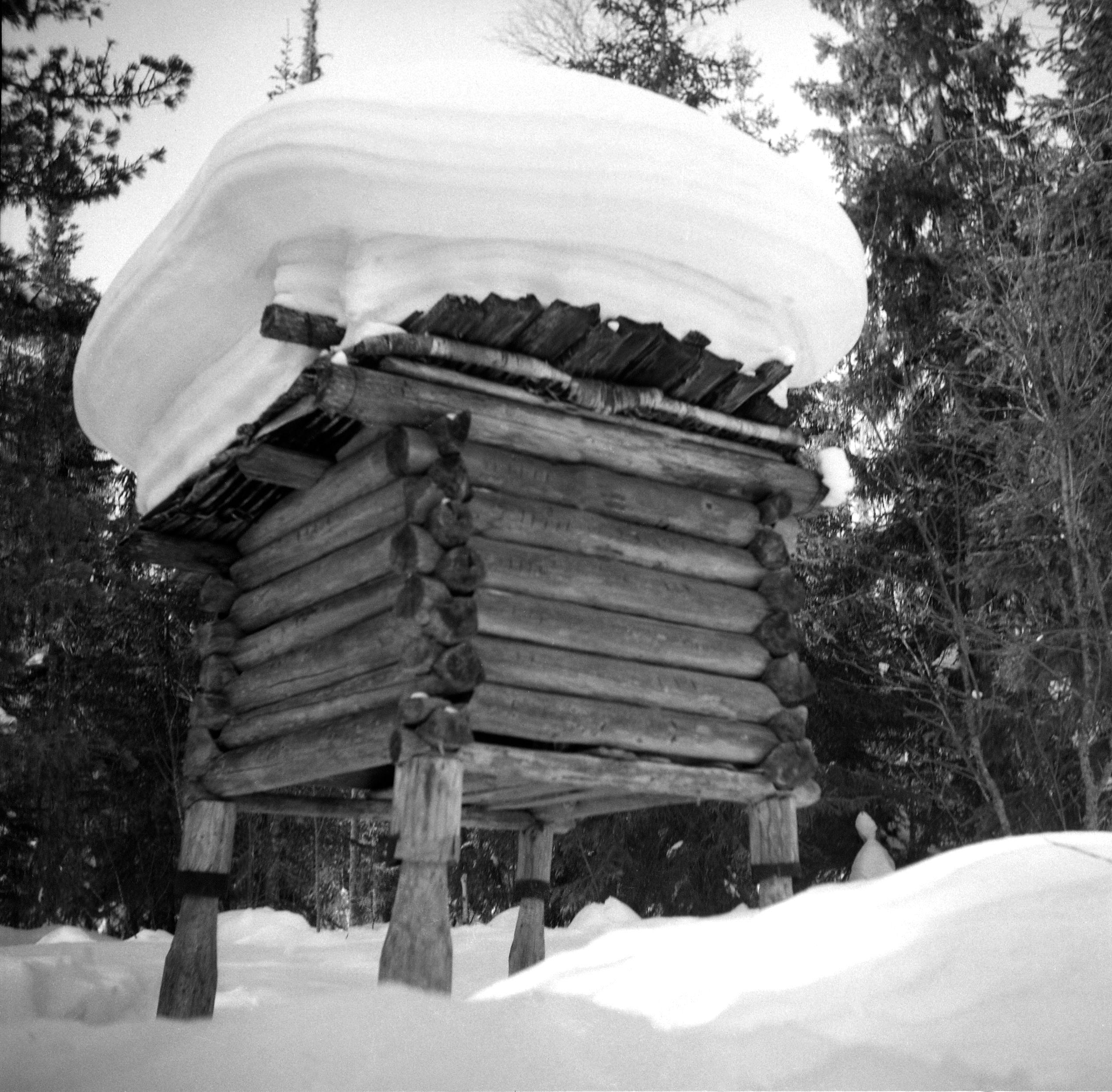 Filmivõtetel Komis - Foto Tõnu Seilenthal