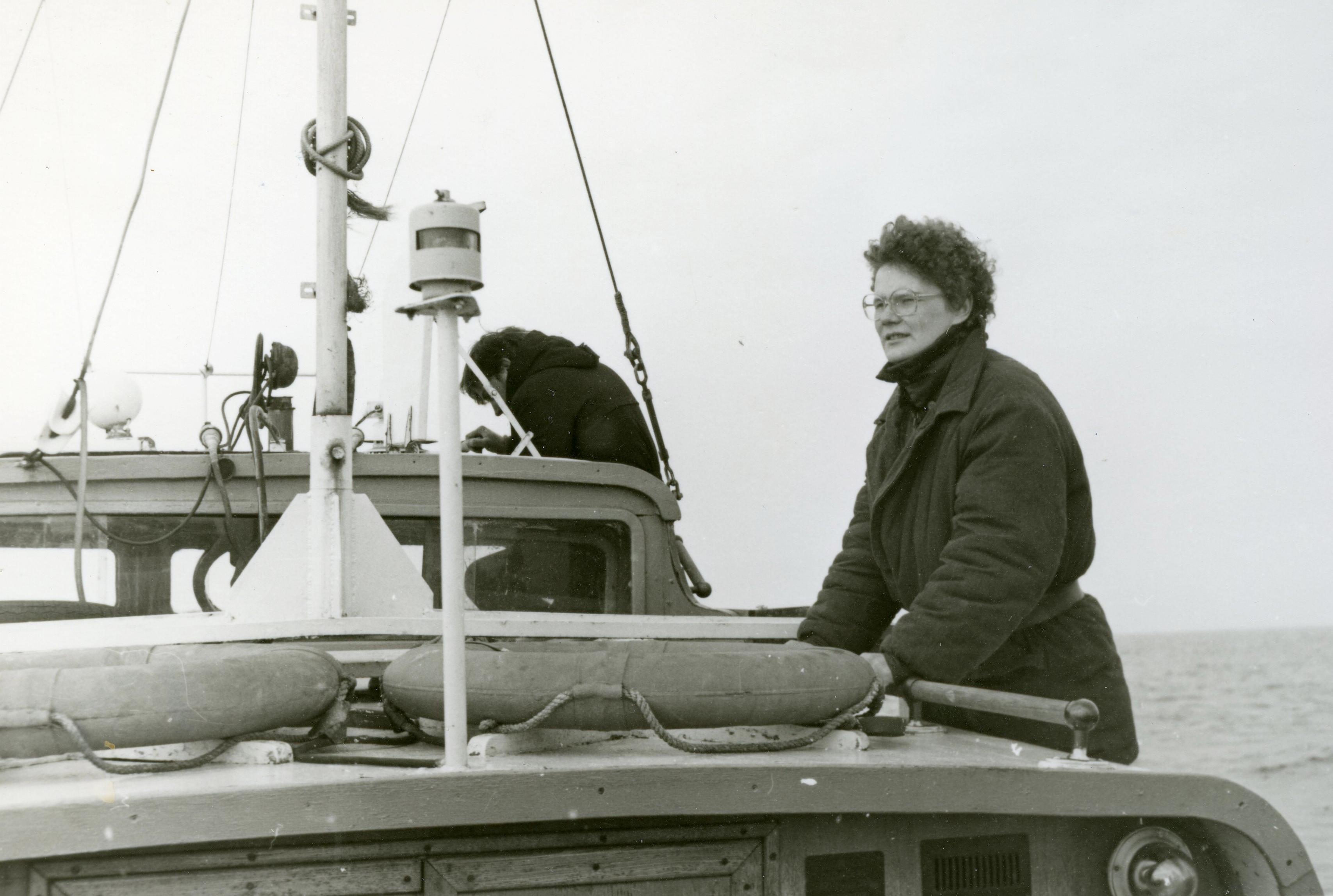 Filmivõtted Haapsalu lahel (aprill 1986). Operaatori assistent Kadi Tõkke (Talpsepp) - Foto Kadi Talpsepp