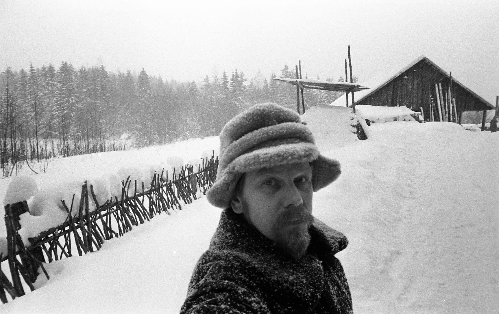 Helirežissöör Enn Säde taluõuel (endast tehtud foto/oma ajastu selfie).