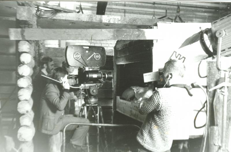Filmivõtteid Tallinnfilmi Hiiu paviljonis filmib Eesti Televisioon. Operaatori assistent Tõnu Põldsaar, kaamera taga režissöör Olav Neuland - Foto Kadi Talpsepp