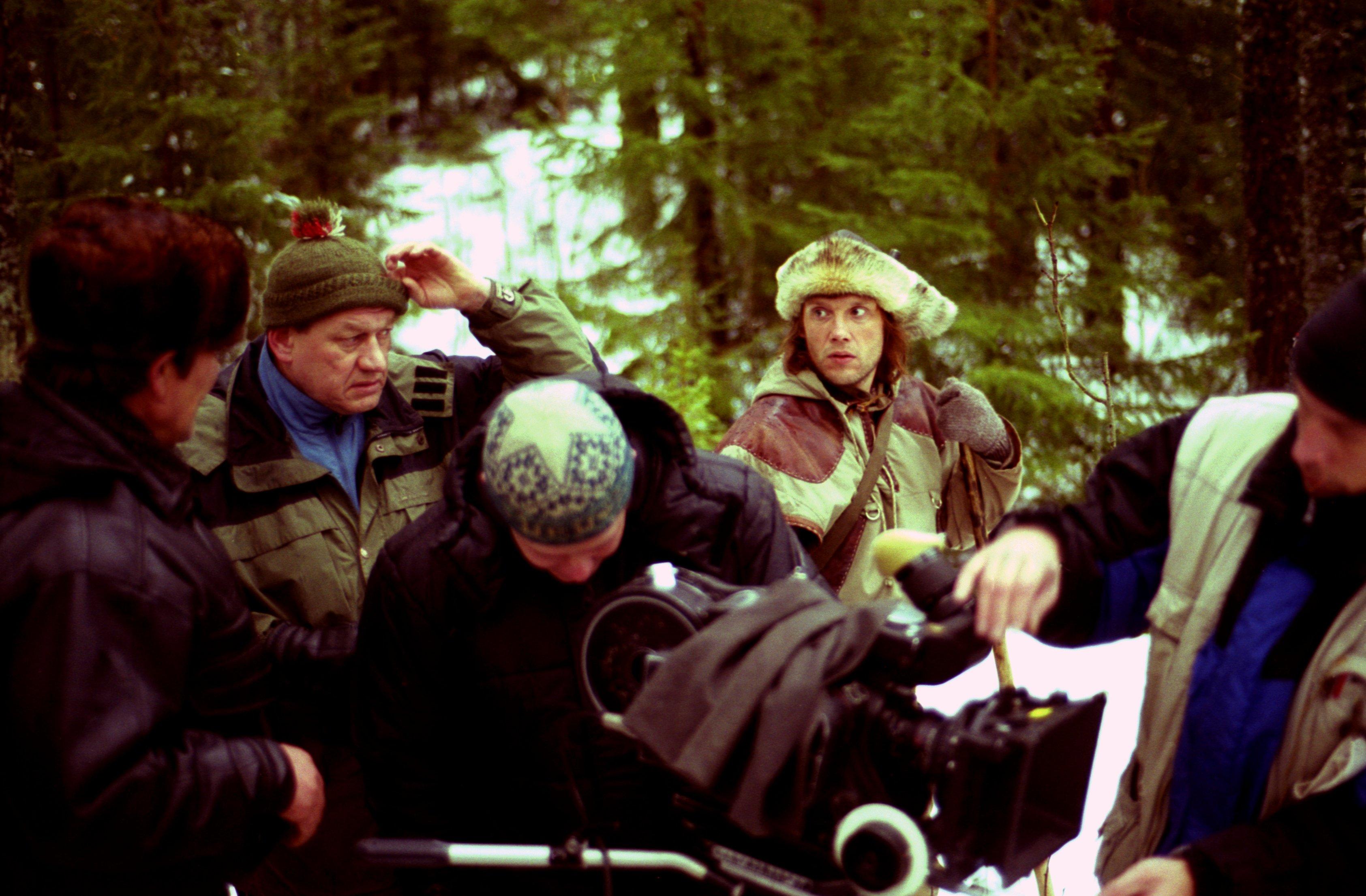 Filmivõtted Eestis, Kõrvemaal. Režissöör Arvo Iho, operaator Rein Kotov, Niika osatäitja Rain Simmul ja operaatori assistent Roland Adamson
