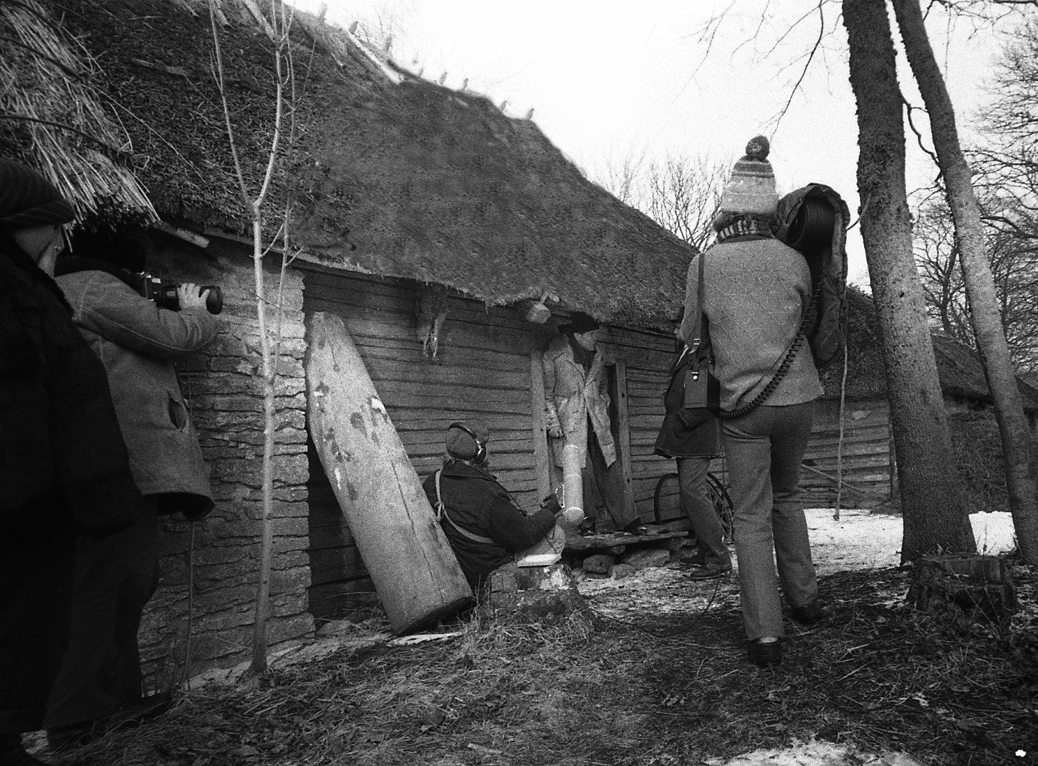 Filmivõtted. Fotokaameraga fotograaf Villu Reiman, helirežissöör Enn Säde, uksel Bernhard Laipmanni osatäitja Evald Aavik, filmib režissöör Mark Soosaar. 