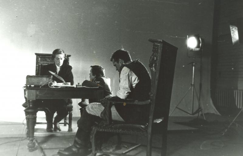 Näitlejaproovid Tallinnfilmi Hiiu paviljonis. Parun von Ungern-Sternbergi osas Sulev Luik, režissöör Olav Neuland, Clemeti osas Toomas Urb
