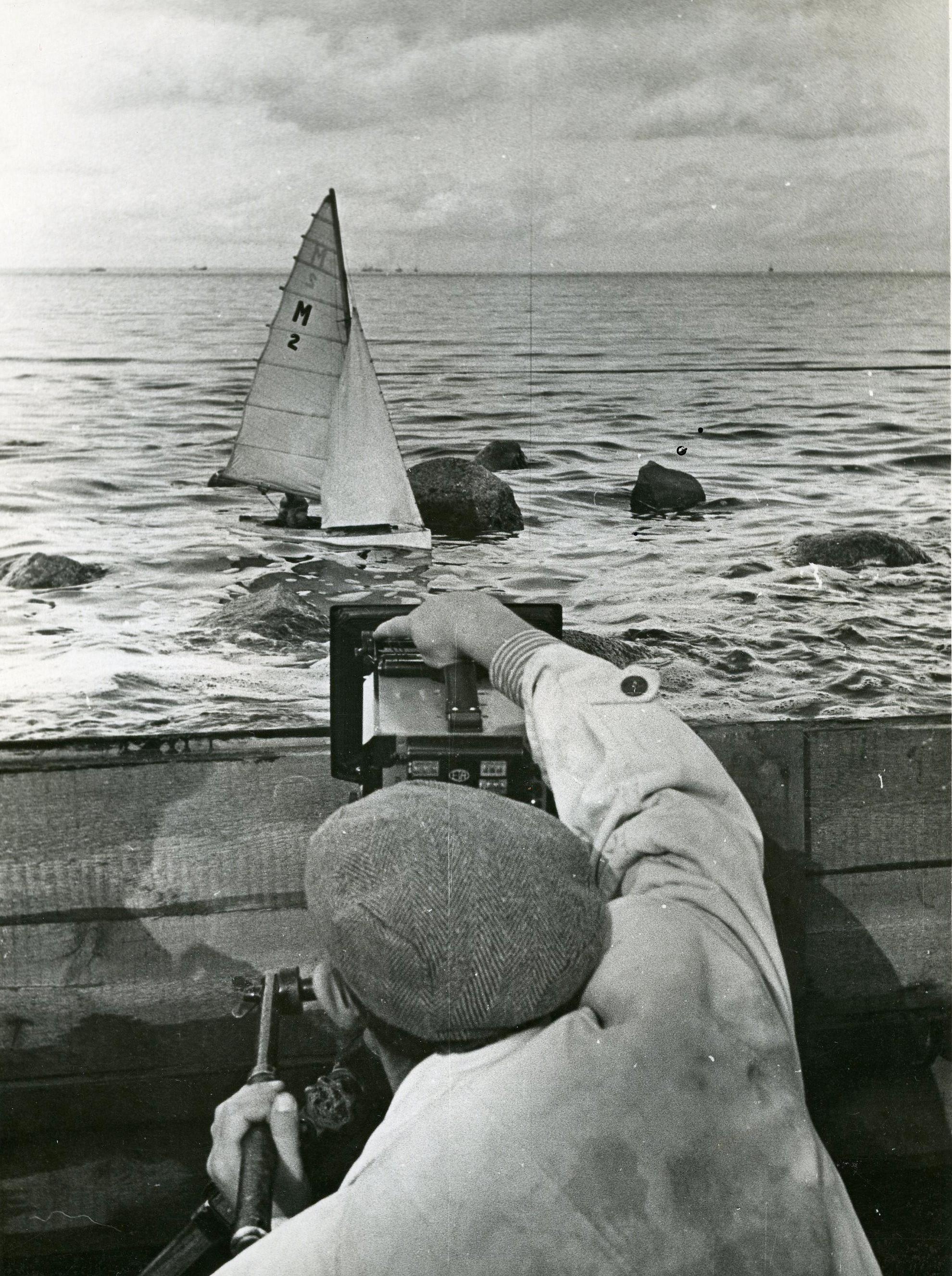 Kombineeritud filmivõtted Pirital (september 1955). Kaamera taga operaator Elbert Tuganov  - Foto Armin Alla