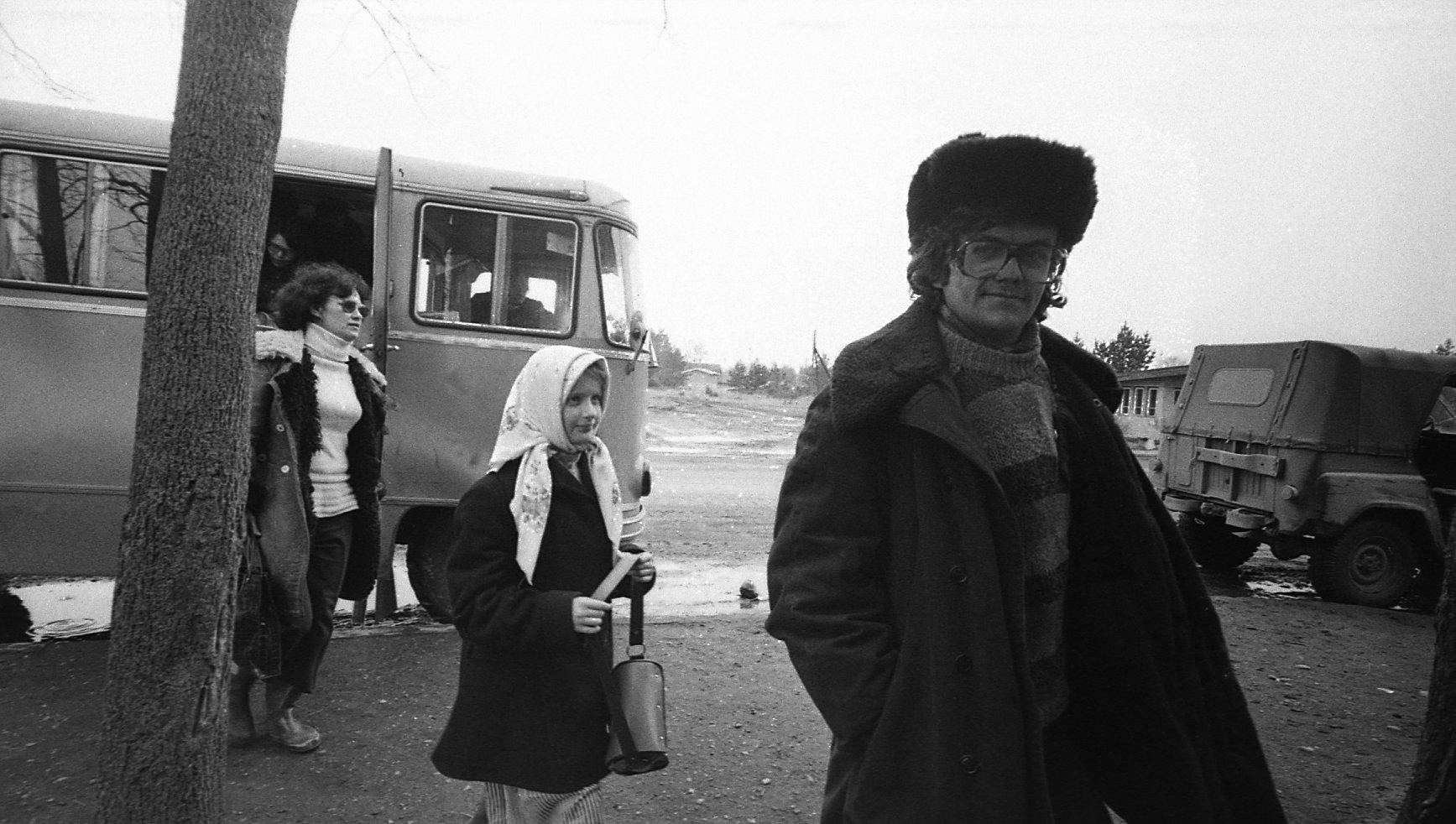 Filmigrupi lõunapaus. Esiplaanil operaatori assistent Kalle Jürgens , keskel Alma osatäitja Kadriann Soosaar