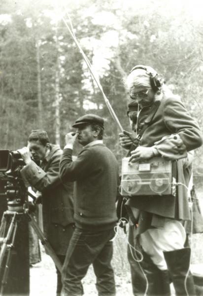 Filmivõtted Ruhnu saarel. Režissöör Olav Neuland, operaator Nugzar Ruhadze, kostümeeritud heliperaator Mati Schönberg - Foto Kadi Talpsepp