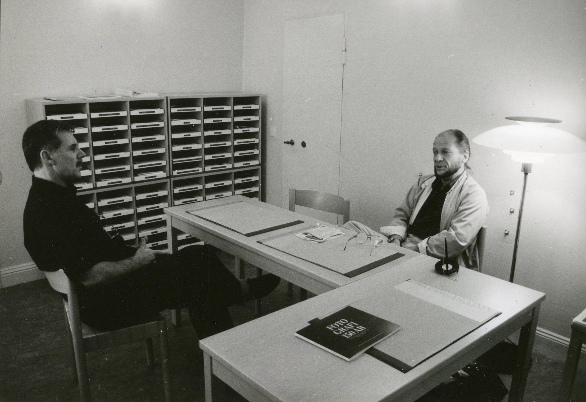 Peeter Tooming Rootsi fotomuuseumis koos Leif Weigh´iga 1989