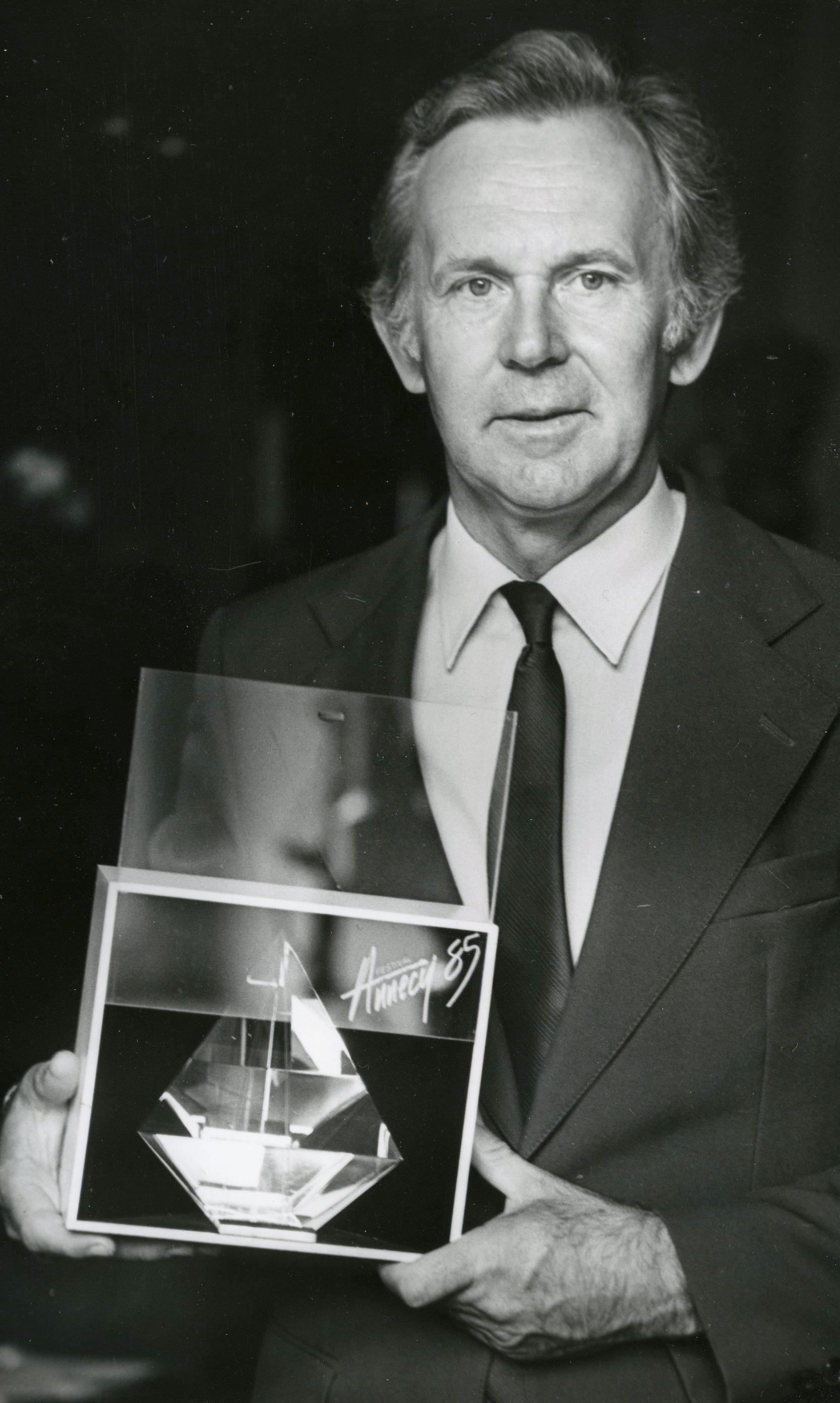 Rein Raamat festivali auhinnaga. Joonisfilm Põrgu sai žürii eripreemia ja FIPRESCI preemia Annecy Rahvusvahelisel Filmifestivalil 1985. aastal  - Foto Kalju Suur