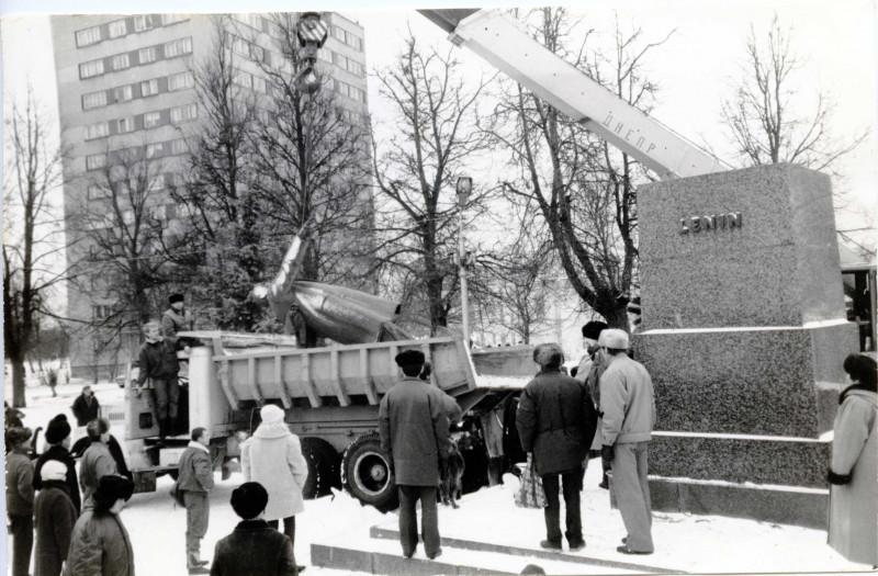 Lenini kuju mahavõtmine Narvas 21. detsembril 1993. aastal - Foto Peeter Ülevain