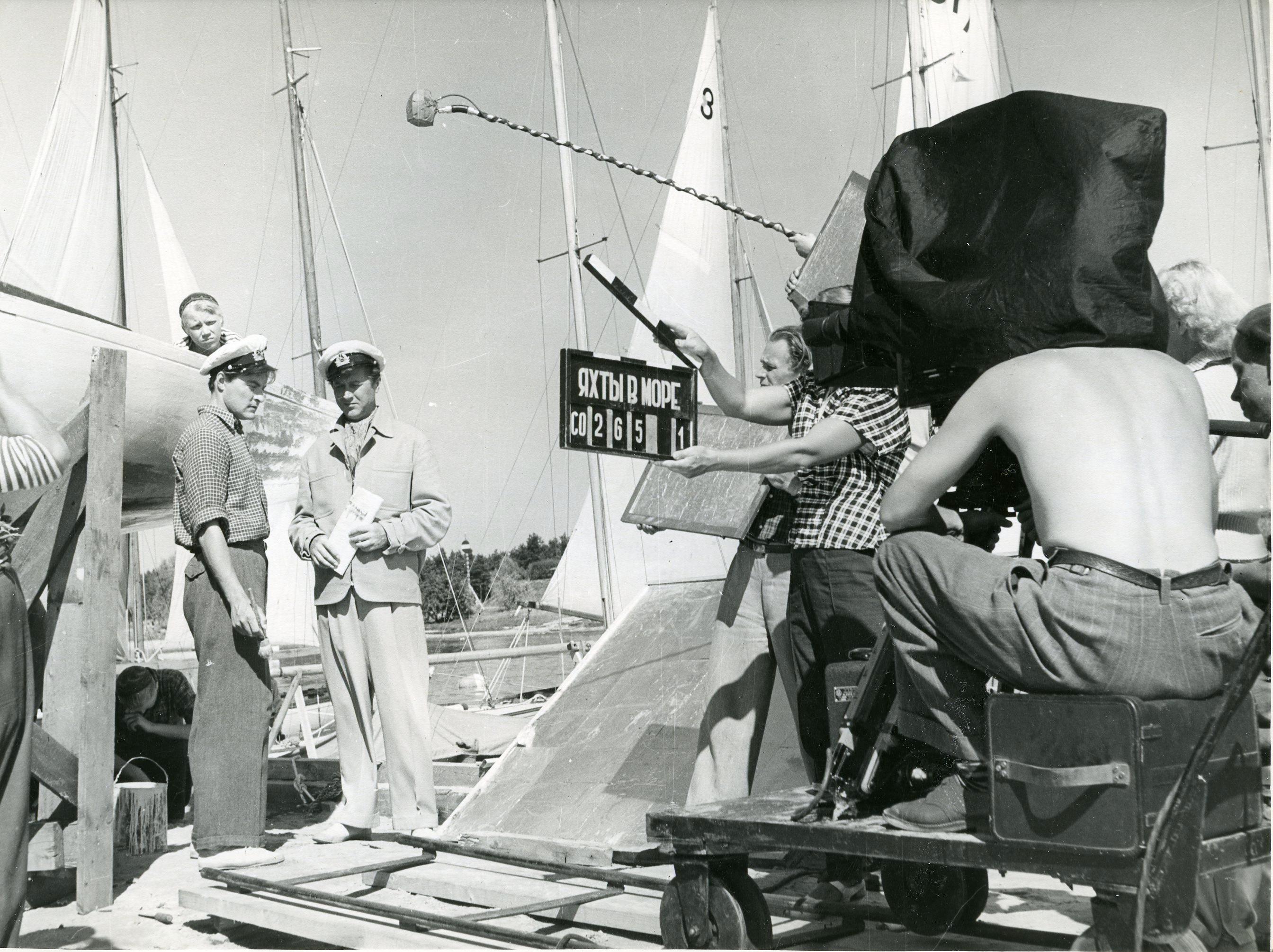 Filmivõtetel Pirital (september 1955). Kaamera ees seisavad Juhani ostaäitja Rein Aren ja treener Pauli osatäitja Olev Eskola - Foto Armin Alla
