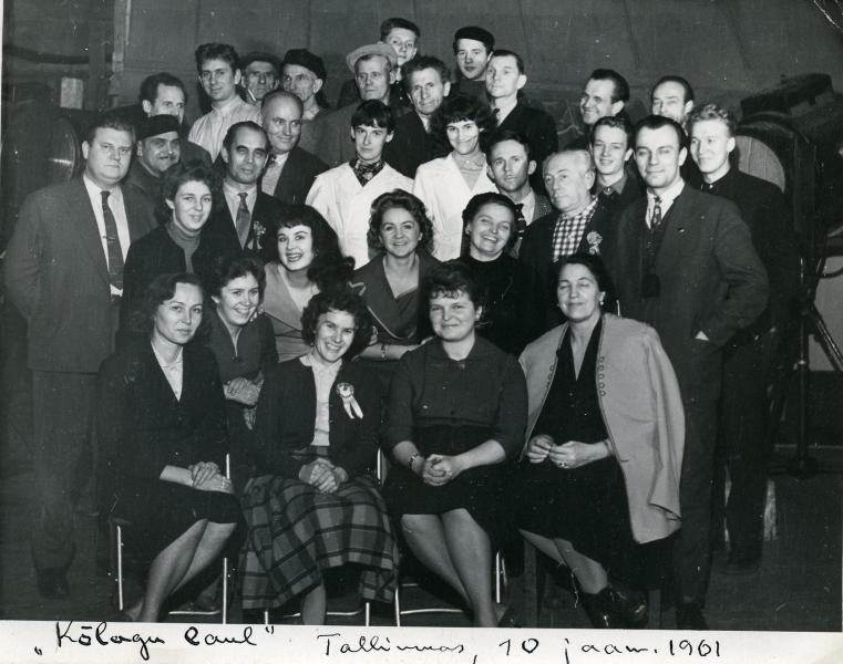 Filmigrupp (10.01.1961). I rida - Margit Ojasoon, režissöör Reet Kasesalu. II rida - kolhoosi esimees Palgi osatäitja Ilmar Tammur, reporter Aime osatäitja Eve Kivi, Anneli Simm, operaator Harry Rehe. III rida - Oleg Kurg, filmi direktor Arkadi Pessegov, Aita Levoll, kunstnik Rein Raamat, Heido Oja, Teet Taumi