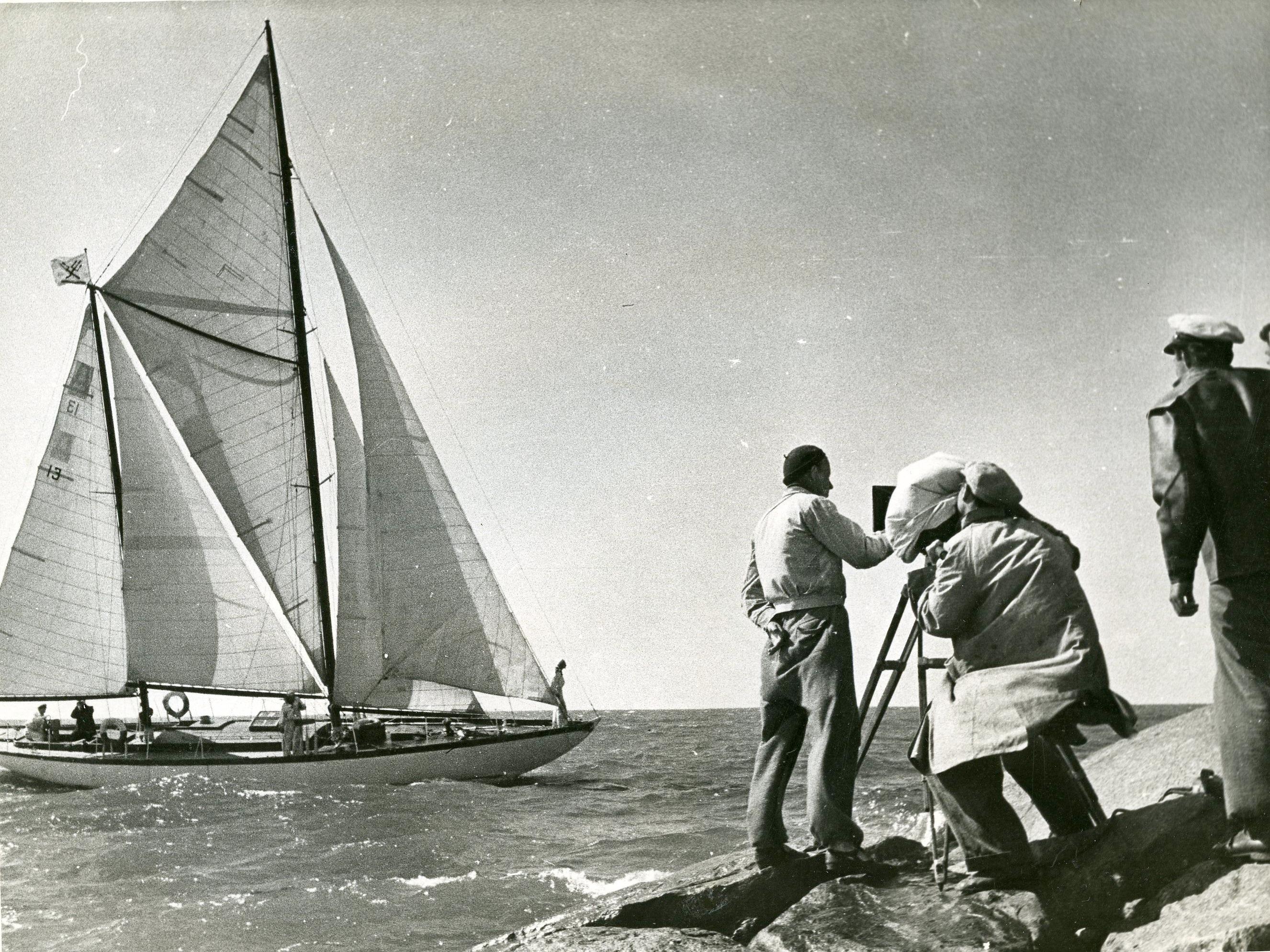 Filmivõtetel Pärnu muulil (august 1955). Võtteobjektiks on jaht Vanemuine - Foto Armin Alla