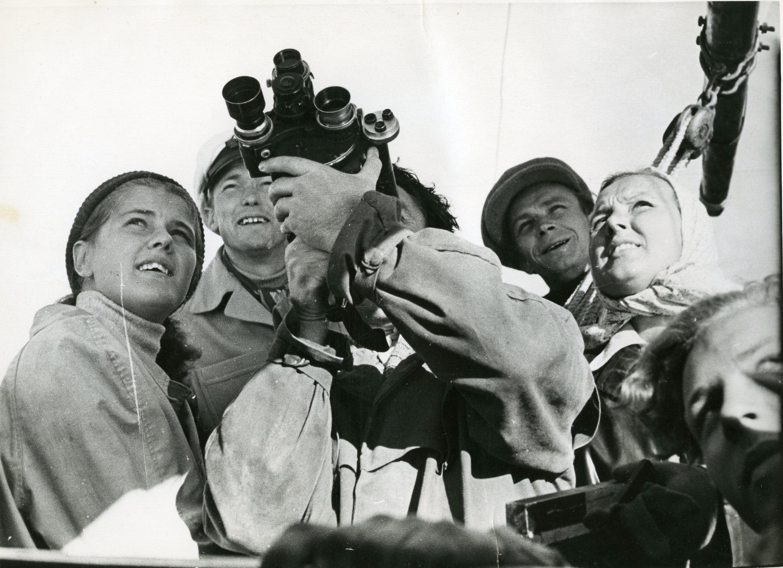 Filmivõtetel  Pärnus (august 1955). Laeva masti filmimine. Taga keskel operaatori assistent Heino Pars -
 Foto Armin Alla