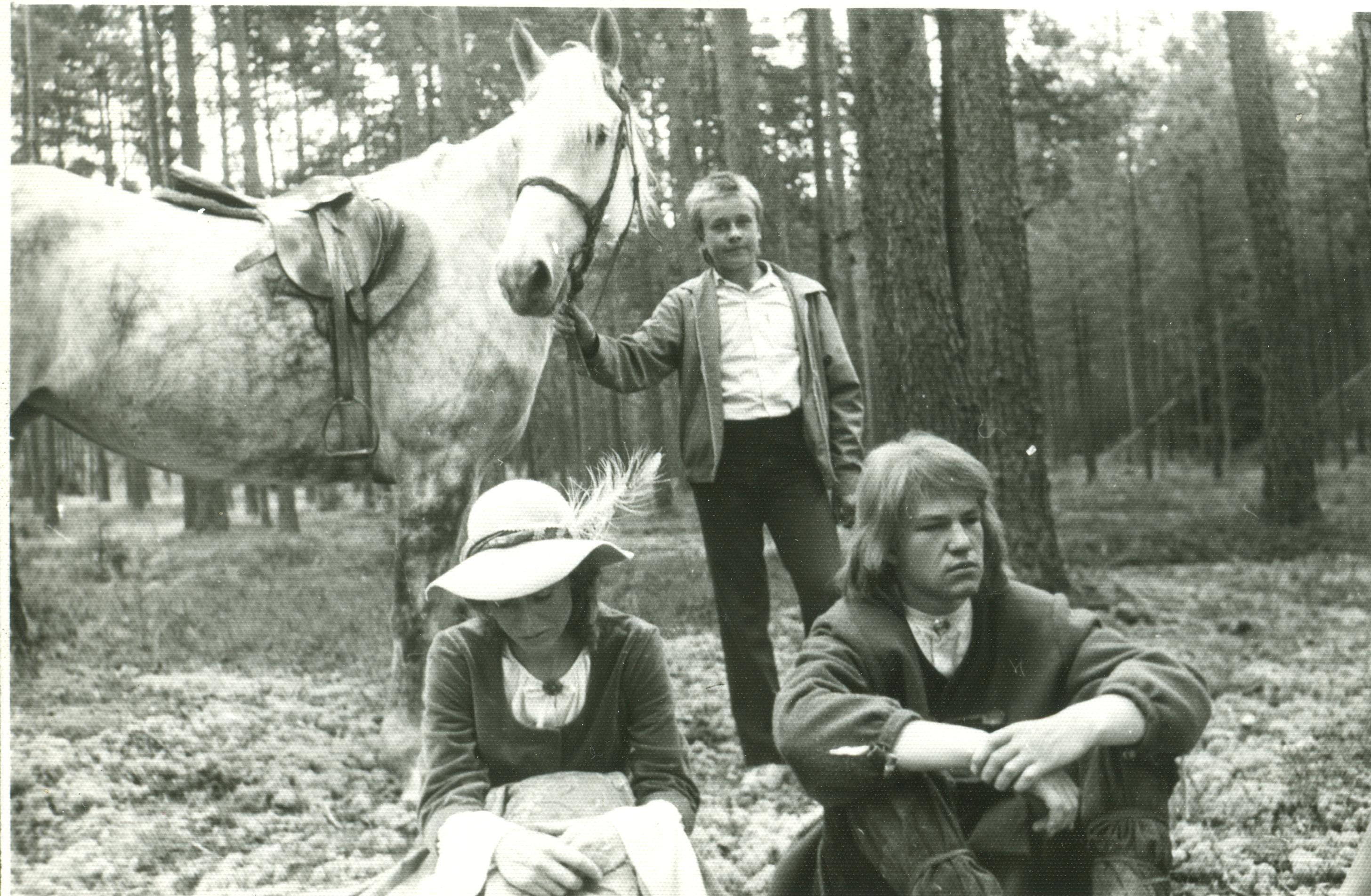 Filmivõtetted Viitnal. Esiplaanil  preili Marie osatäitja Lasma Murnieće ja noore Clemeti osatäitja Martinas Budraitis - Foto Kadi Talpsepp
