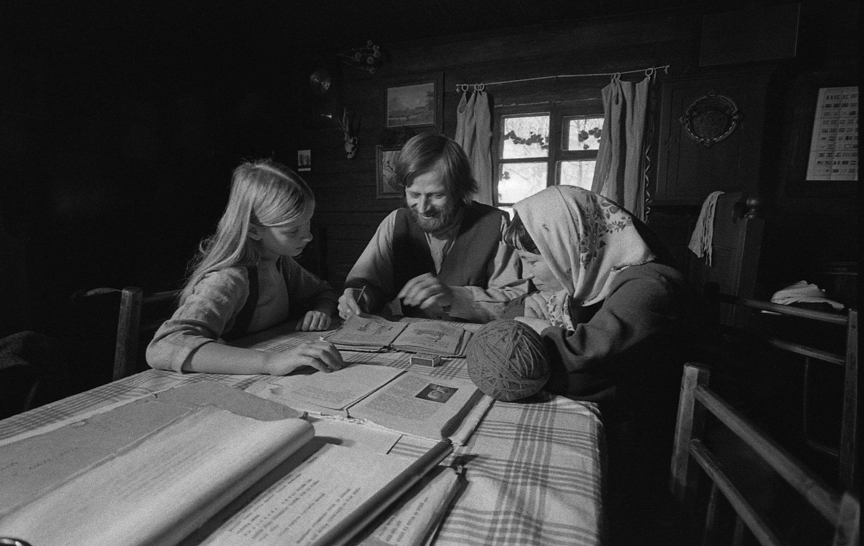 Näitlejaproov Mihkli-Jaanil: Kadriann Soosar, Peep Ilmet ja Kersti Kreismann. 