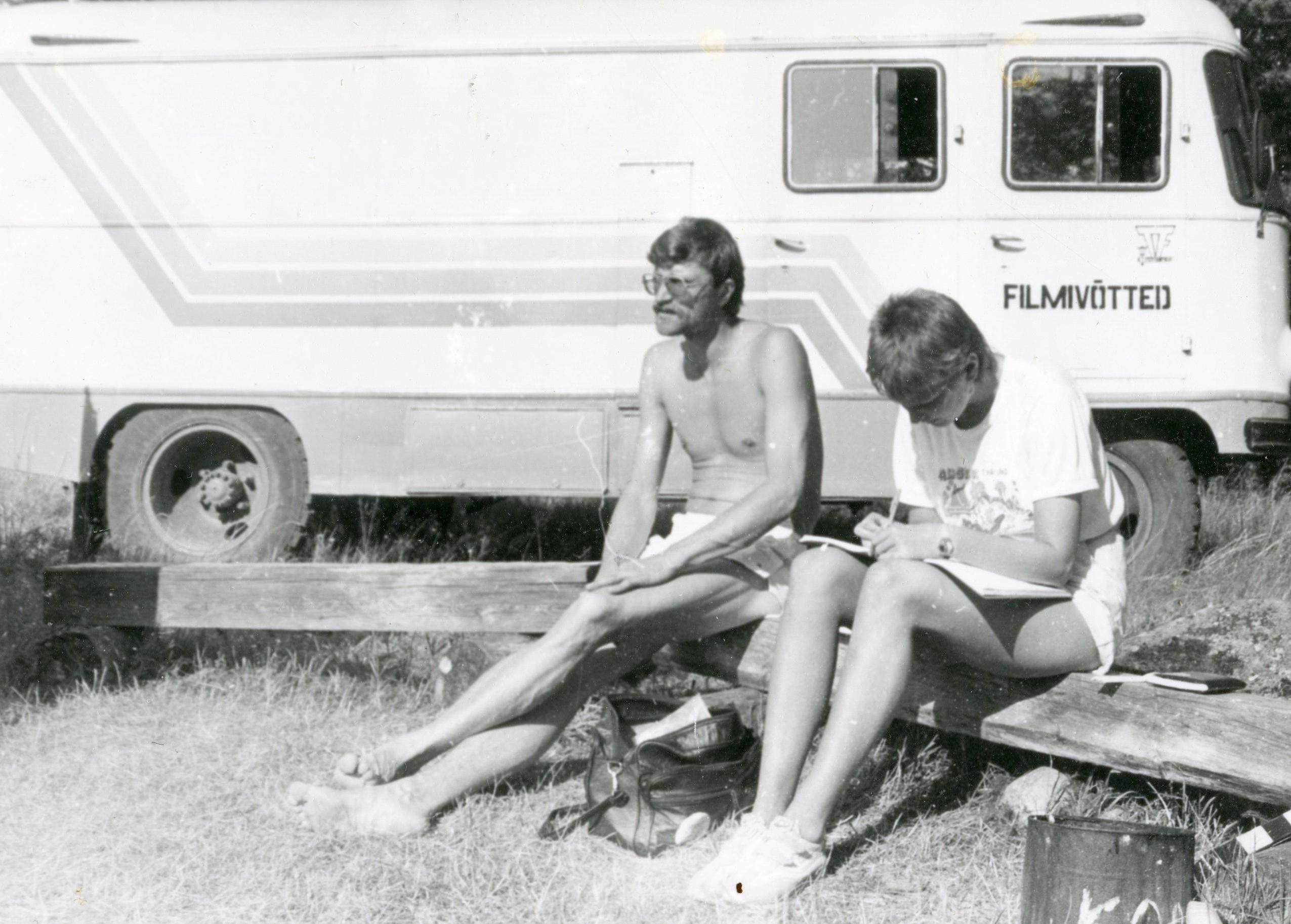 Filmivõtted Altjal (august 1986). Helioperaator Mati Schönberg, režissööri abi Karin Kuuskmäe