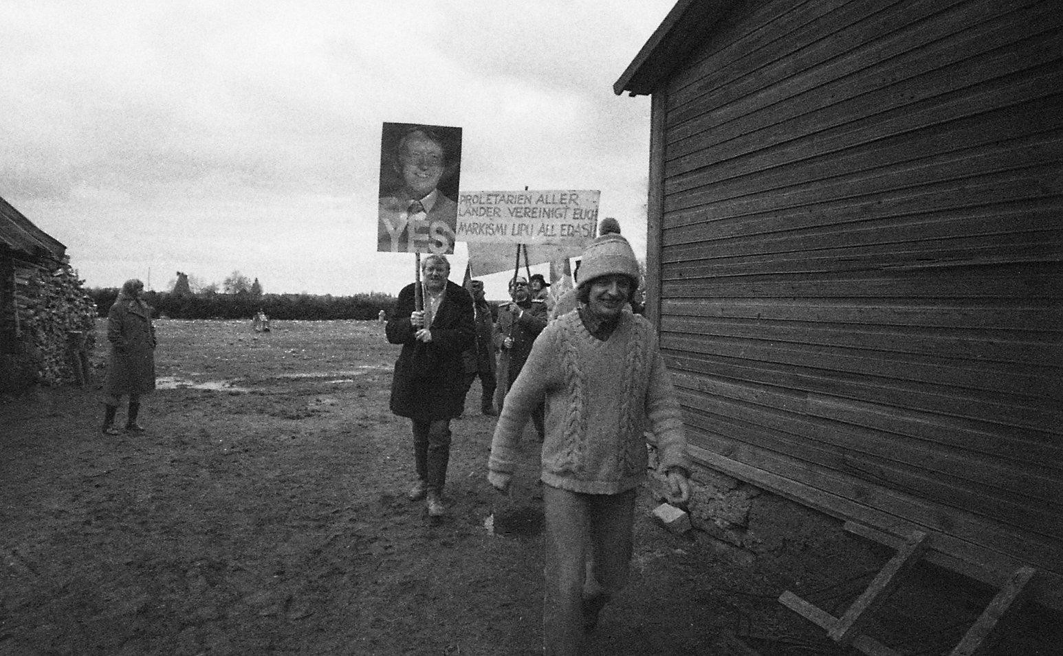 1. mai paraadi nali võtteplatsil. Ees režissöör Mark Soosaarja  kunstnik Omar Volmer. 