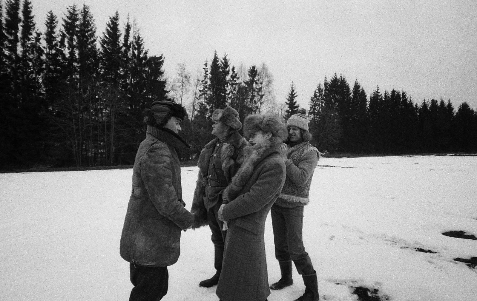 Kutsari ja mõisniku kohtumine põllul. Kutsari osas Arvo Kukumägi, mõisniku osas Linnar Priimägi, kaameraga režissöör Mark Soosar.