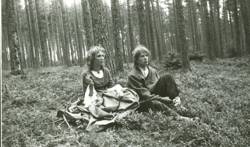 Filmivõtetel Viitnal. Guvernant Marie osatäitja Lasma Murniece, noore Clemeti osatäitja Martinas Budraitis - Foto Kadi Talpsepp