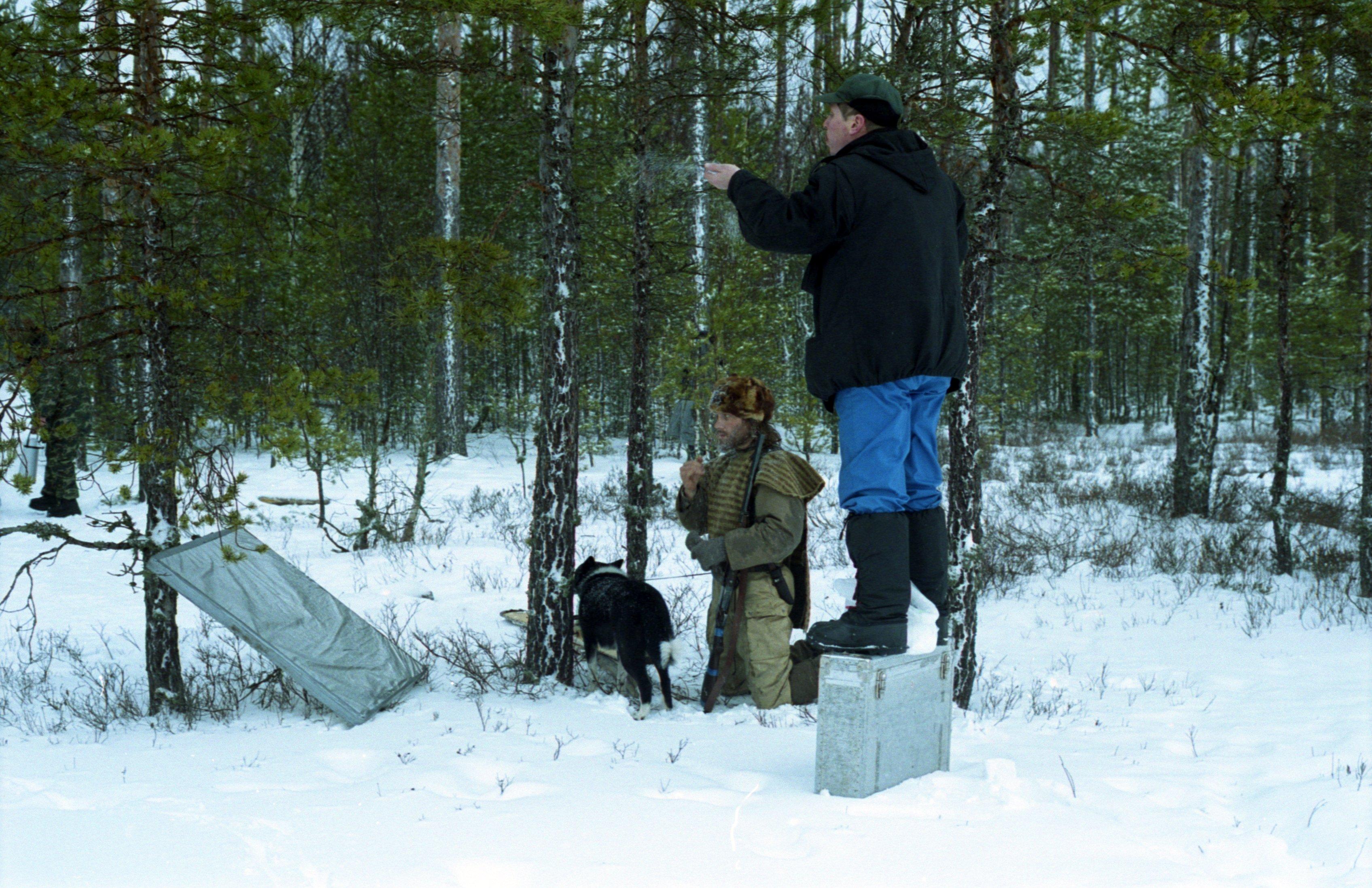 Niika osatäitja Rain Simmul ja operaatori assistent Rein Pruul ( 
teeb lumetuisku).

