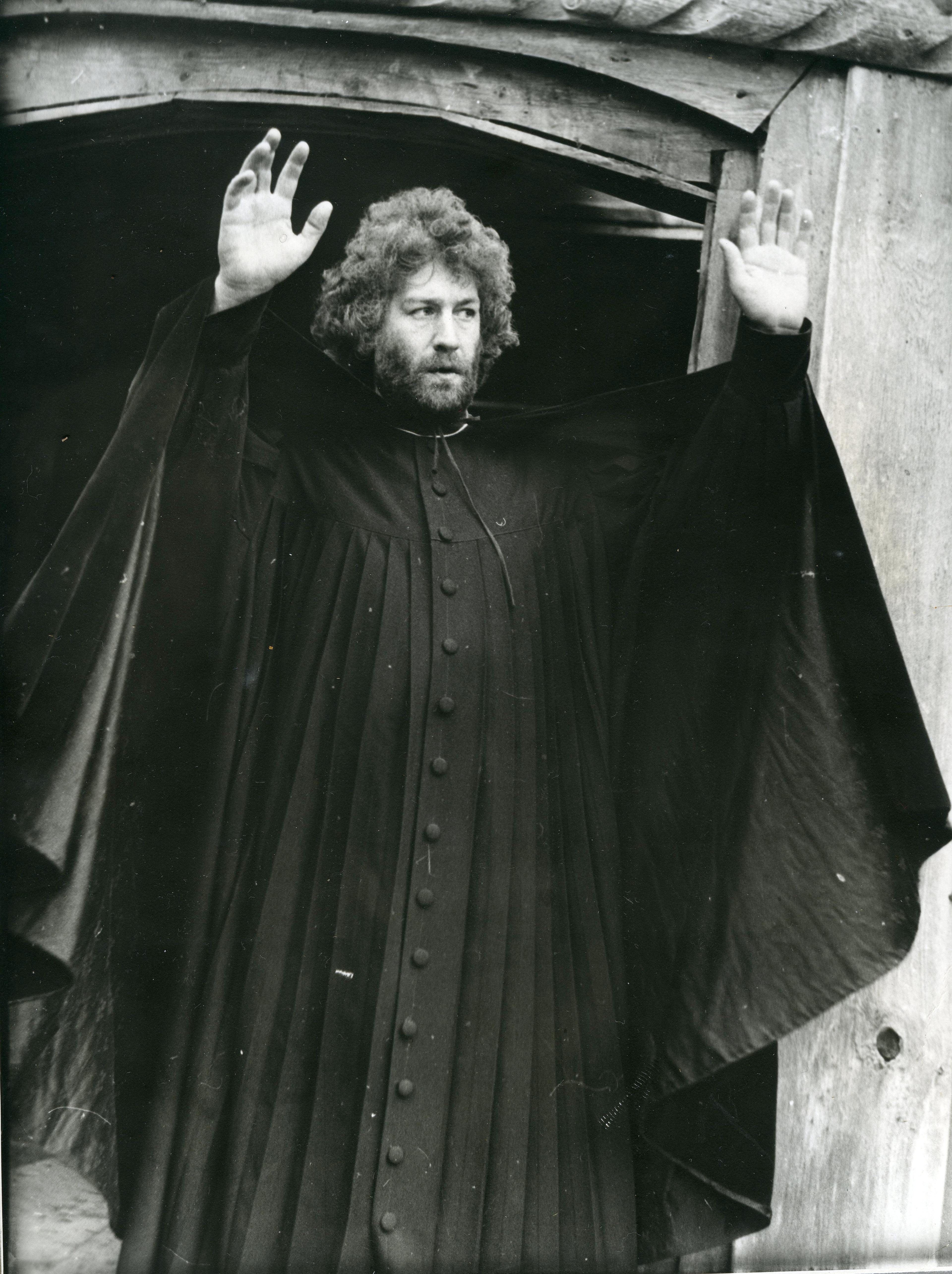 Filmivõtted Ruhnu saarel. Episood filmist. Pastor Krolli osatäitja Guido Kangur õnnistab saare rahvast - Foto Kadi Talpsepp